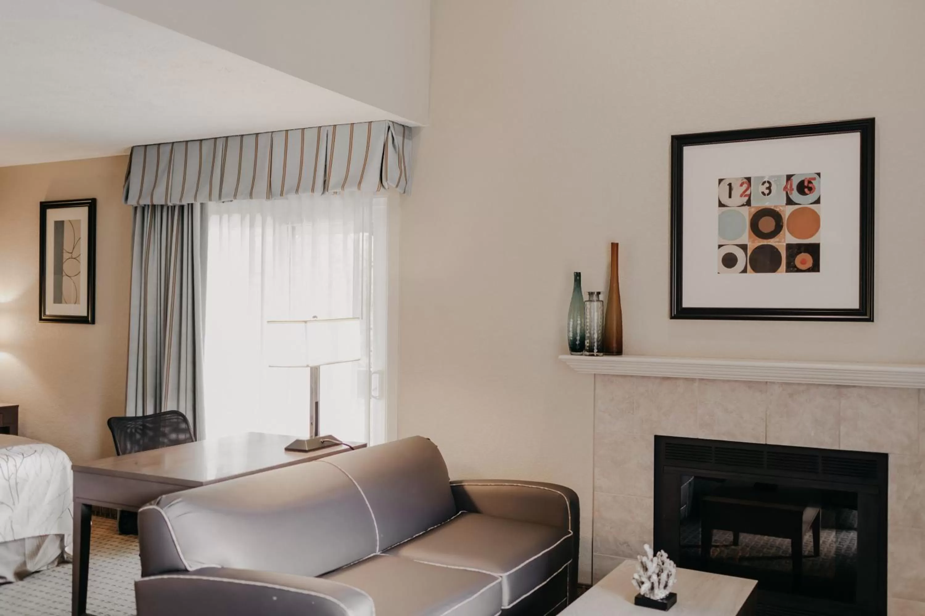 Living room in Eastland Suites Hotel & Conference Ctr, Trademark by Wyndham