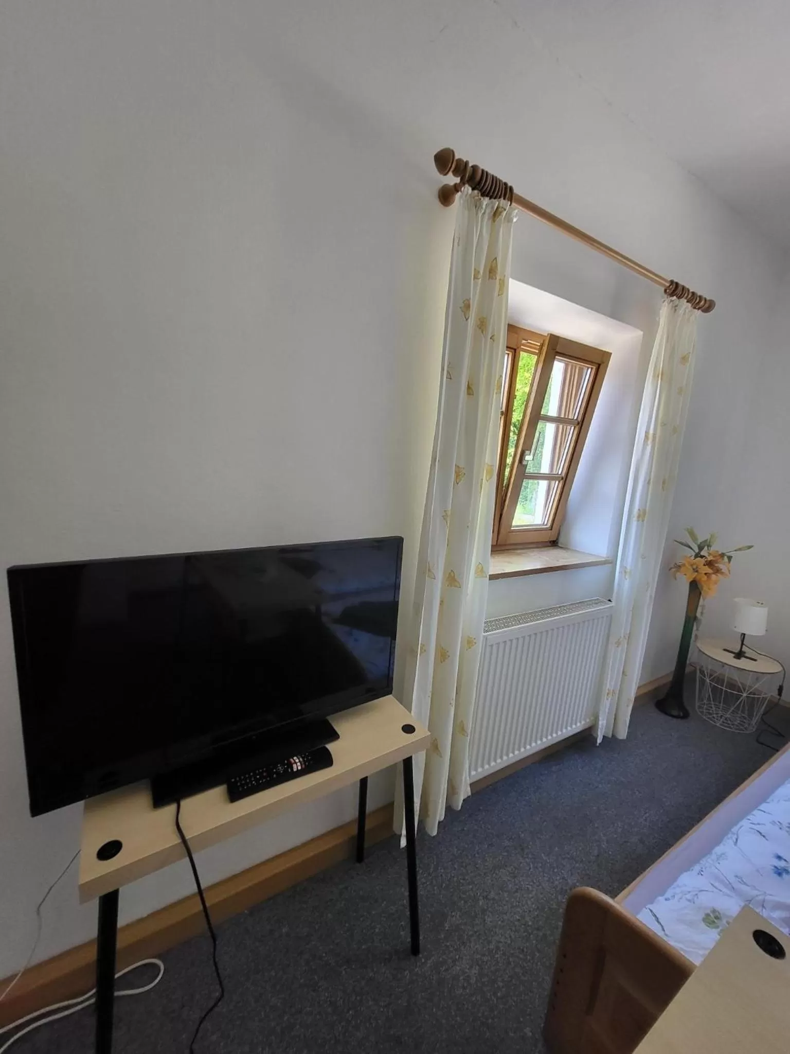 TV/Entertainment Center in Gasthaus Staufenbrücke