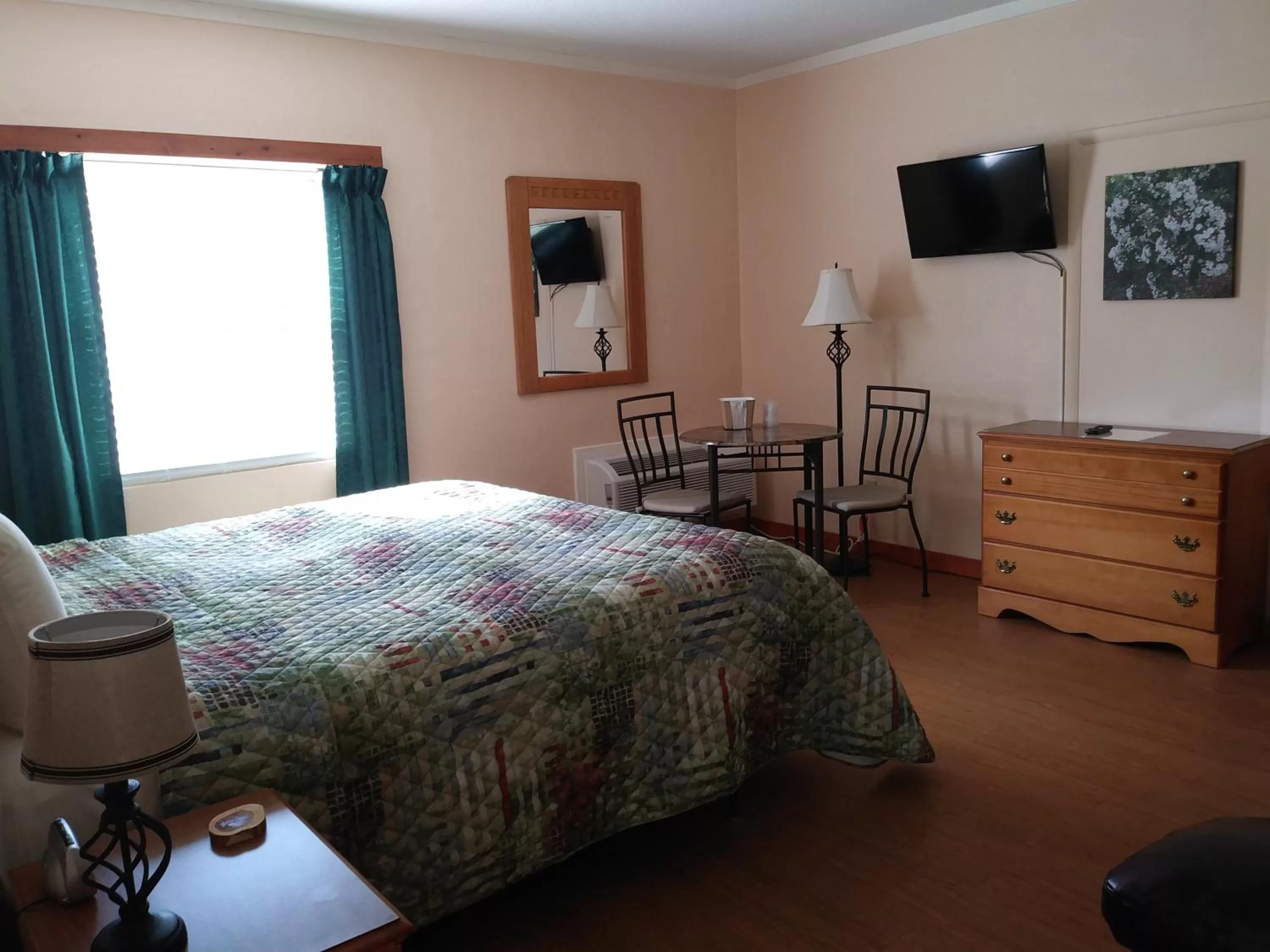 Bed in Riverbend Lodging