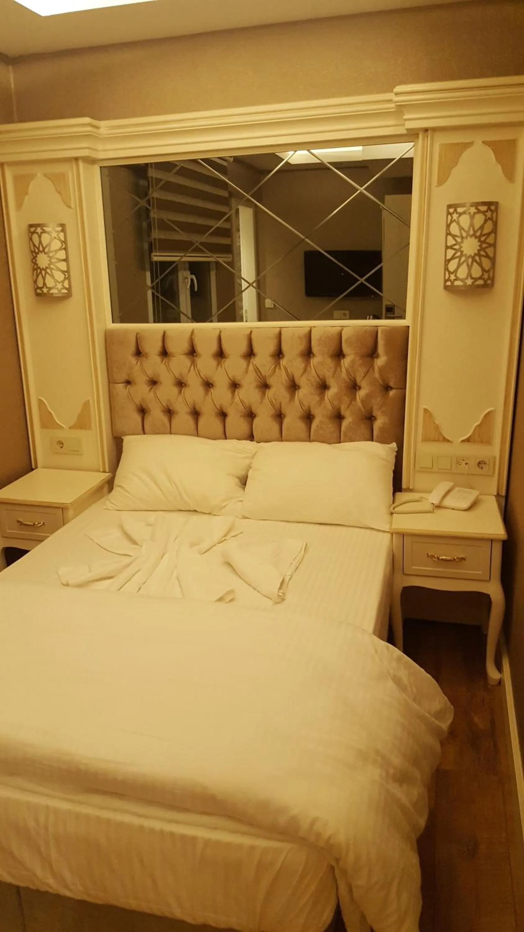 Shower, Bed in Sun Comfort Hotel