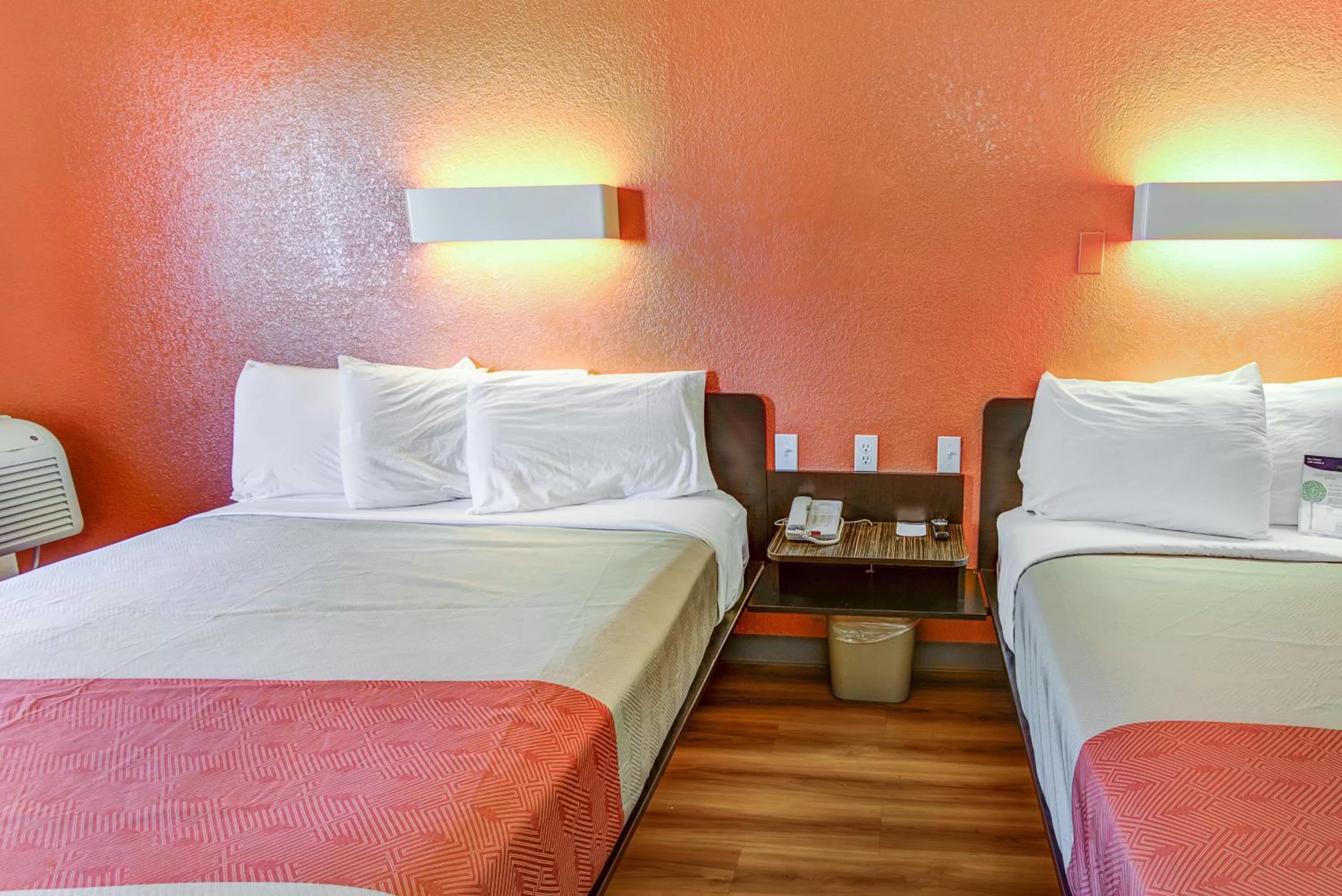 Bedroom, Bed in Motel 6-Portland, OR - Tigard West