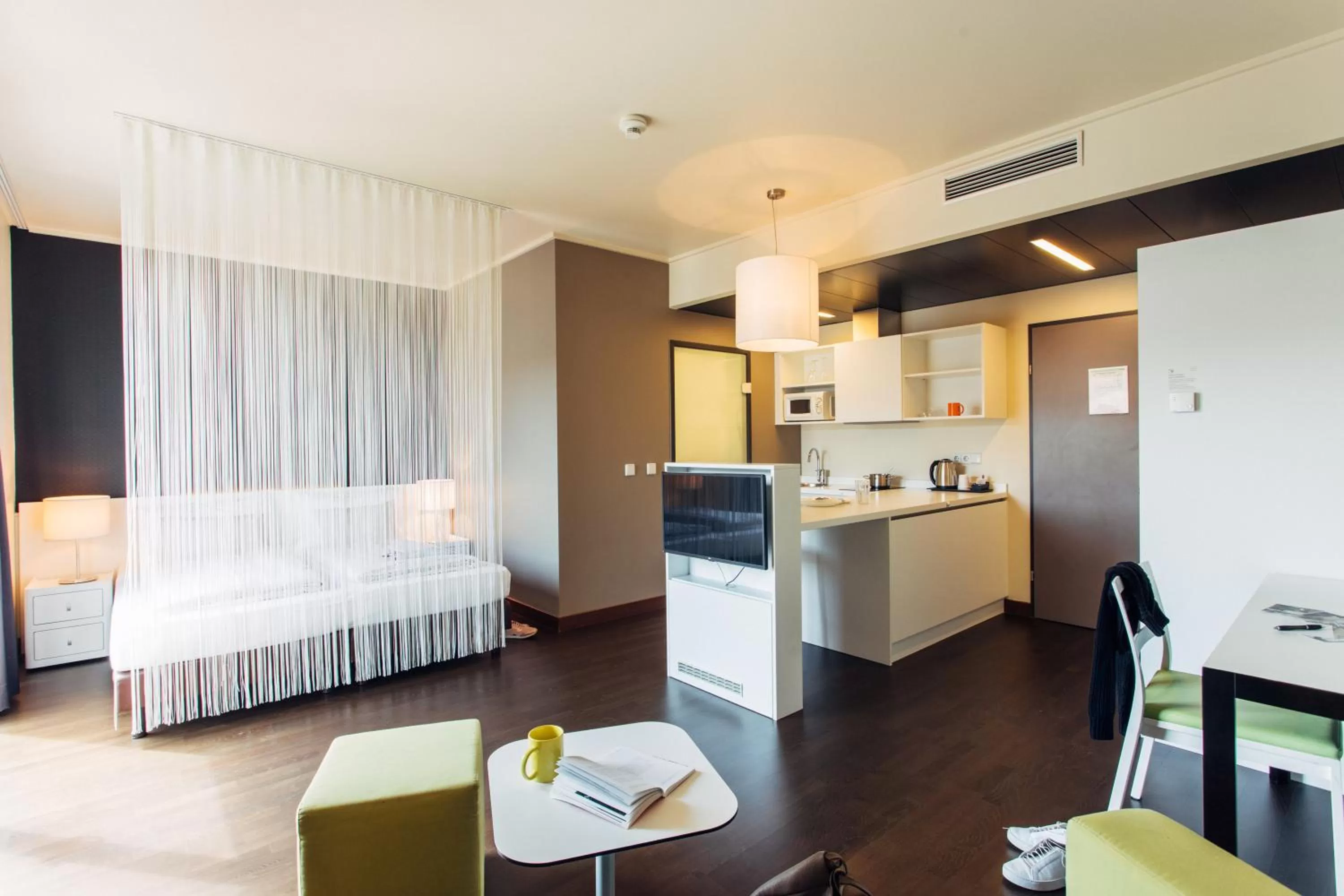 Kitchen or kitchenette, Bed in harry's home Linz-Urfahr hotel & apartments