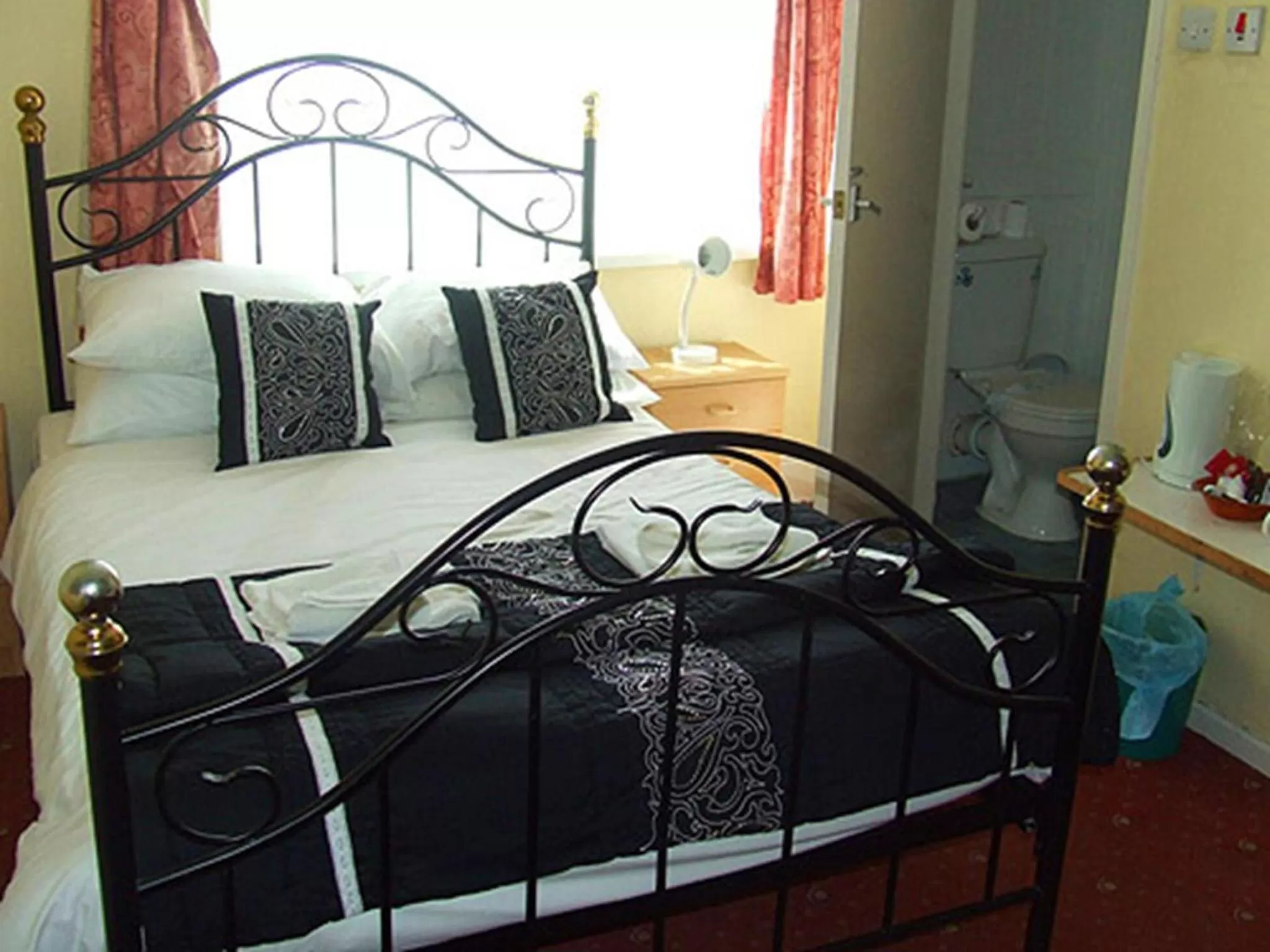 Bedroom, Bed in The Woodfield Hotel