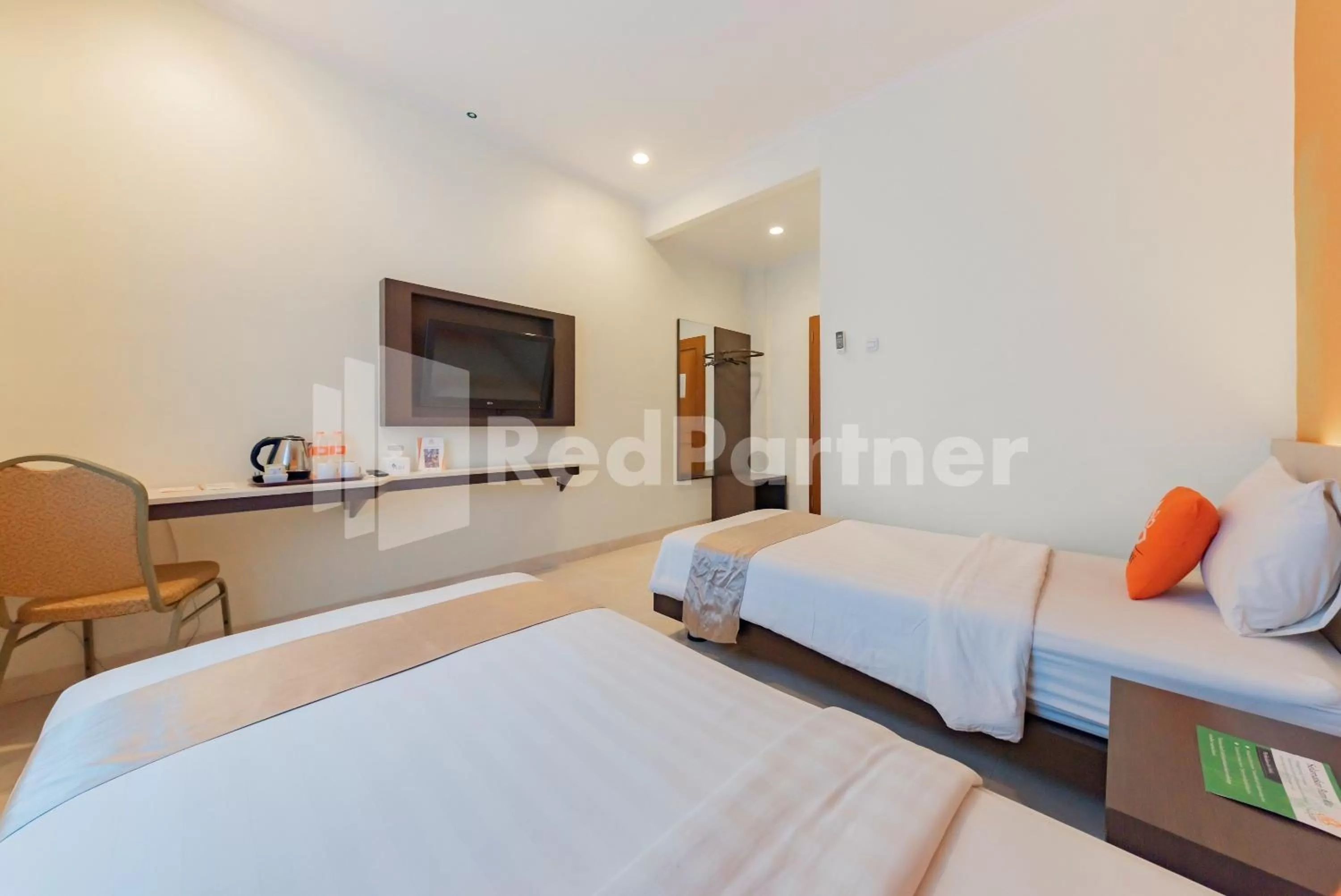 Bedroom, Bed in Alqueby Hotel near Kiara Artha Park & Trans Studio Mall Mitra RedDoorz