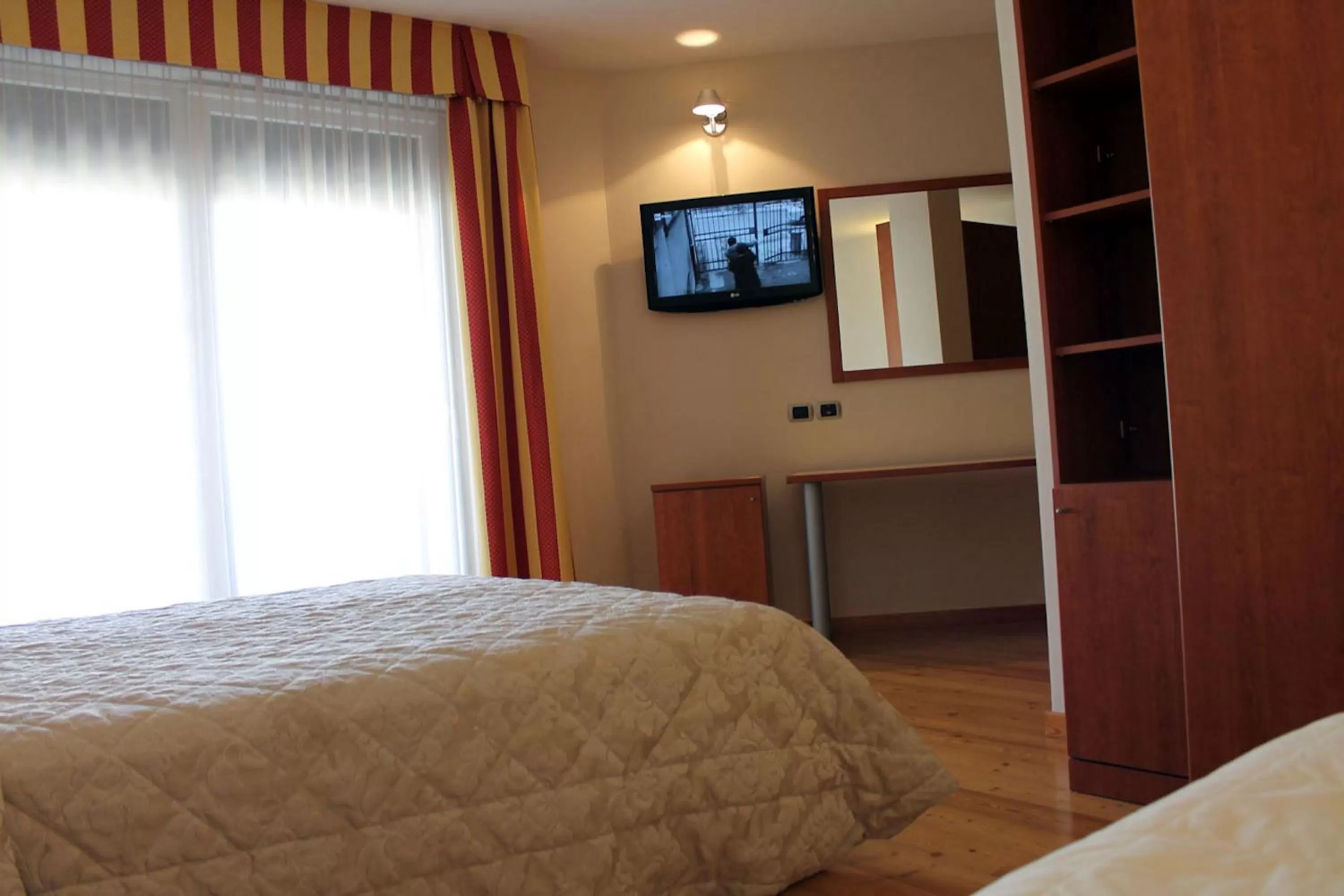 TV and multimedia, Bed in Hotel Rubicone