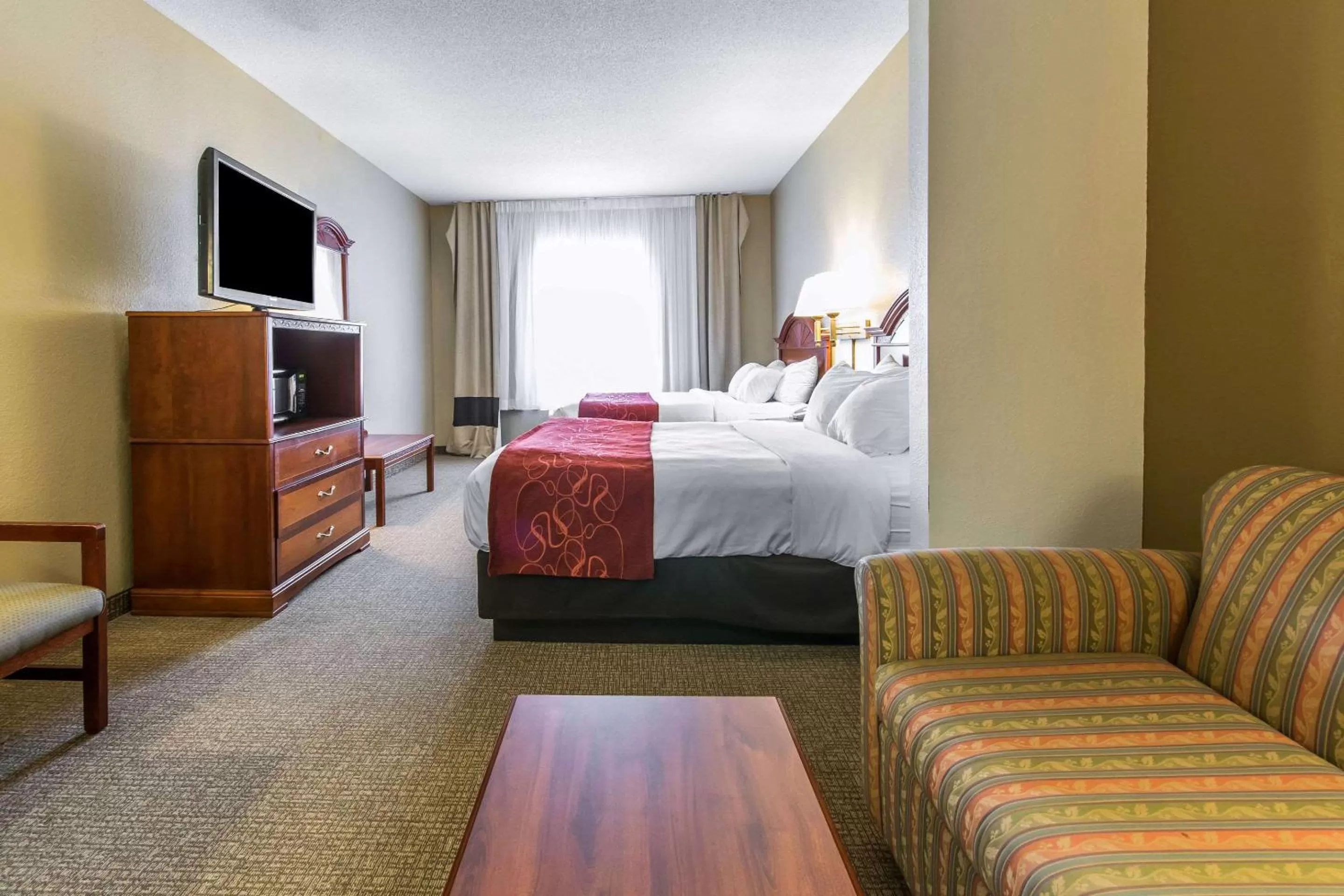 Photo of the whole room, Bed in Comfort Suites Owensboro South