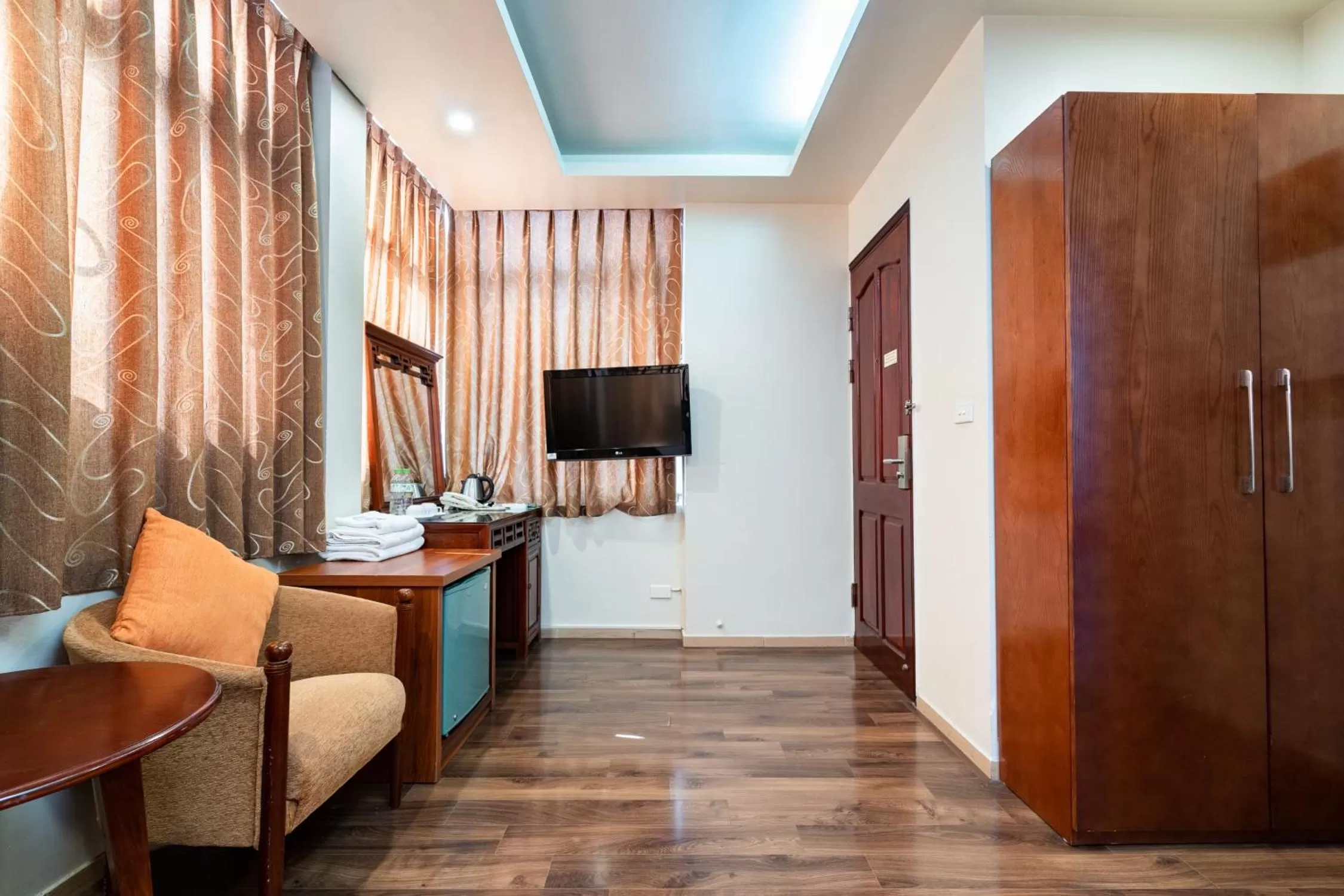 TV and multimedia, TV/Entertainment Center in Artisan Lakeview Hotel