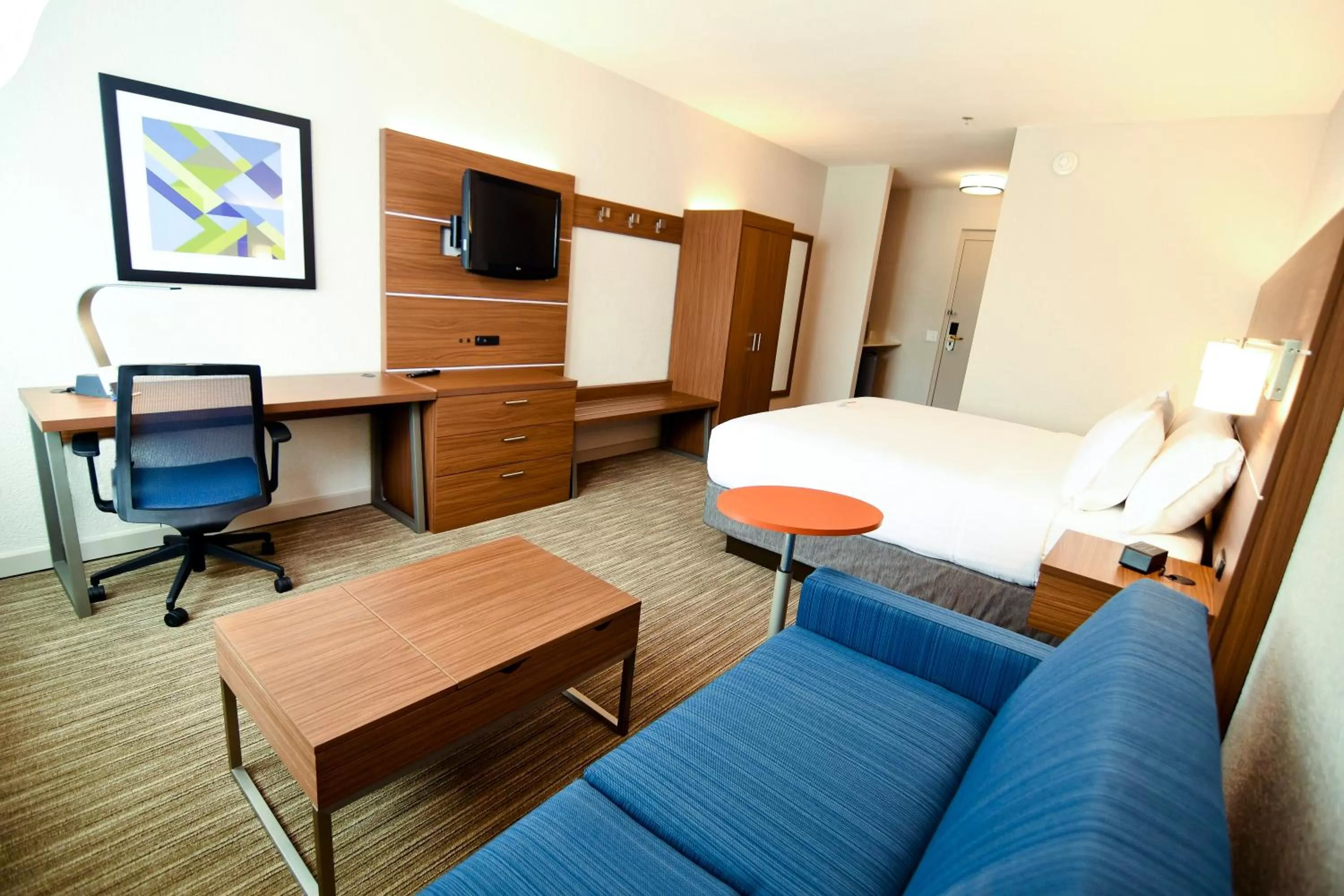 Photo of the whole room, Bed in Holiday Inn Express Hotel & Suites Port Clinton-Catawba Island by IHG