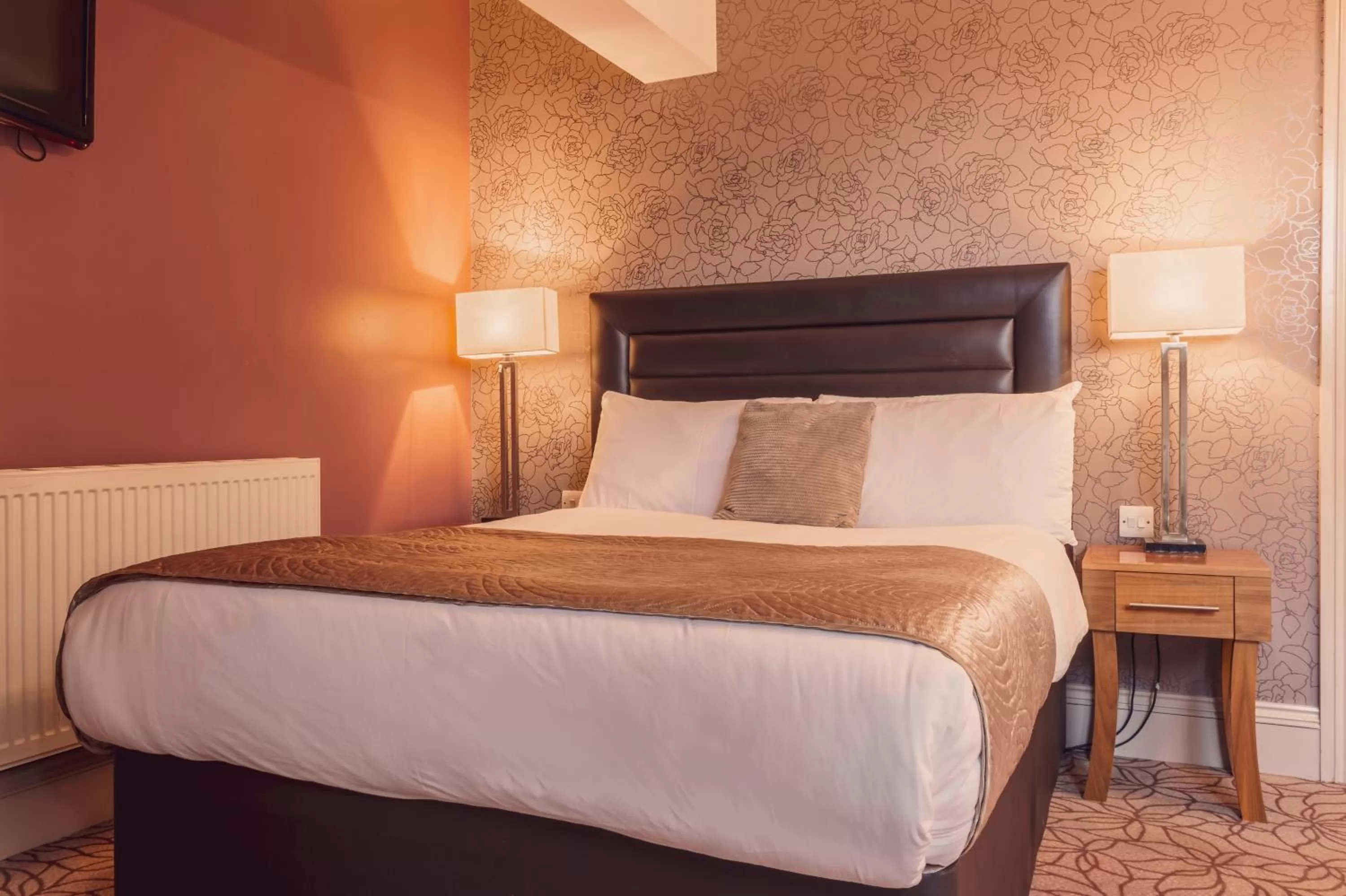 Bed in The Gardens Hotel