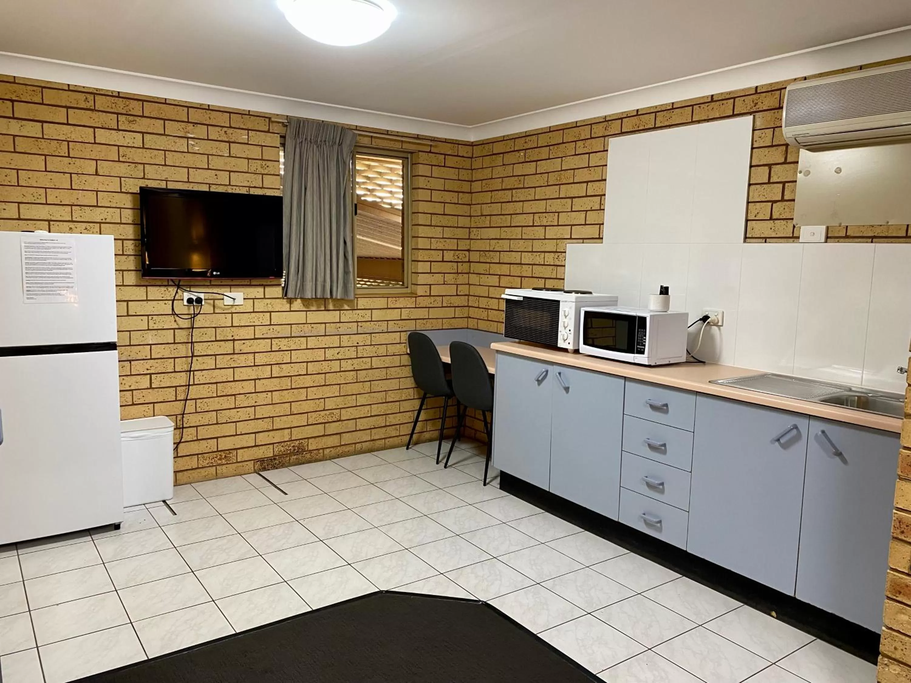 Kitchen or kitchenette in Tallarook Motor Inn