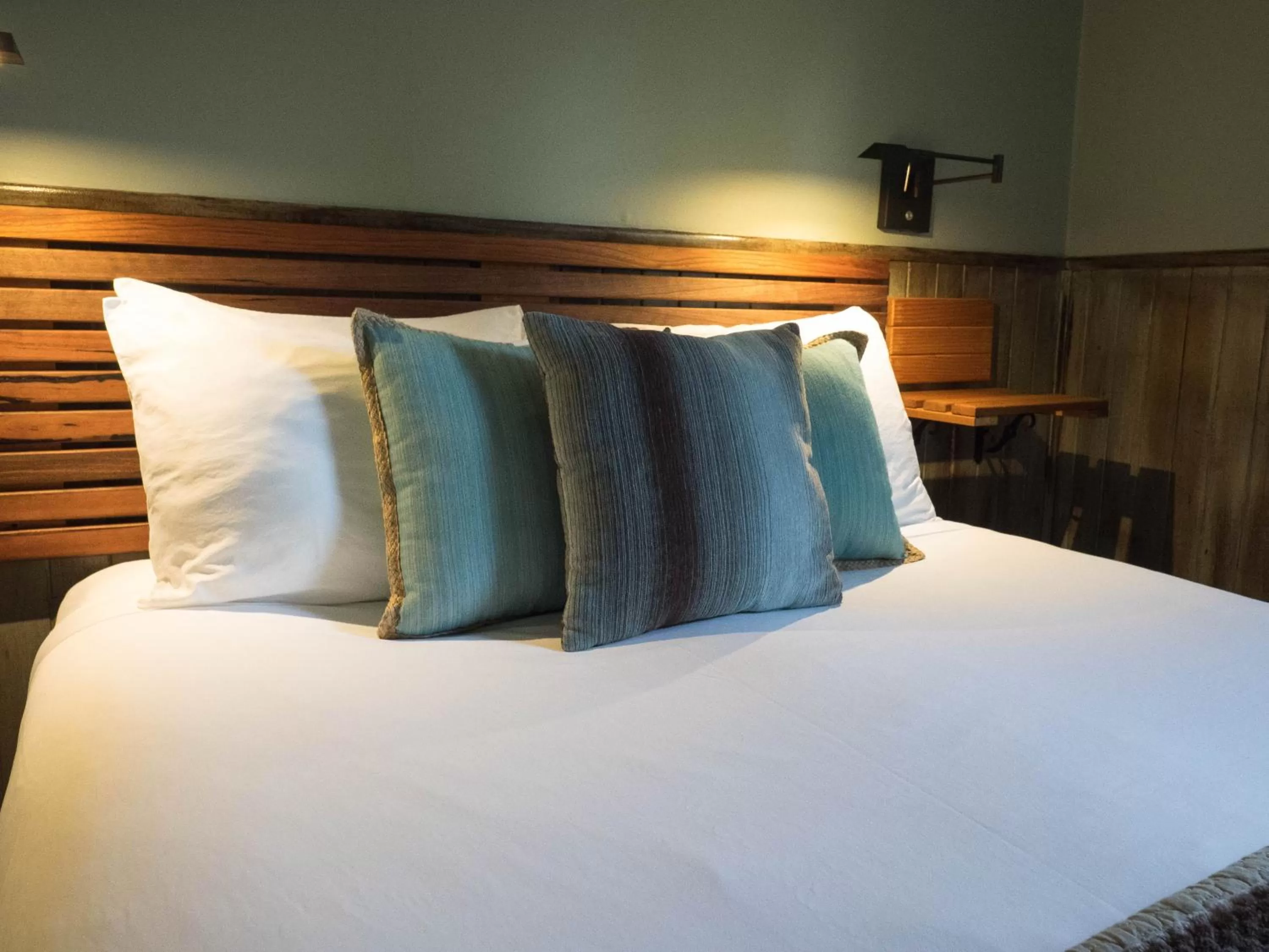 Decorative detail, Bed in Agate Beach Motel