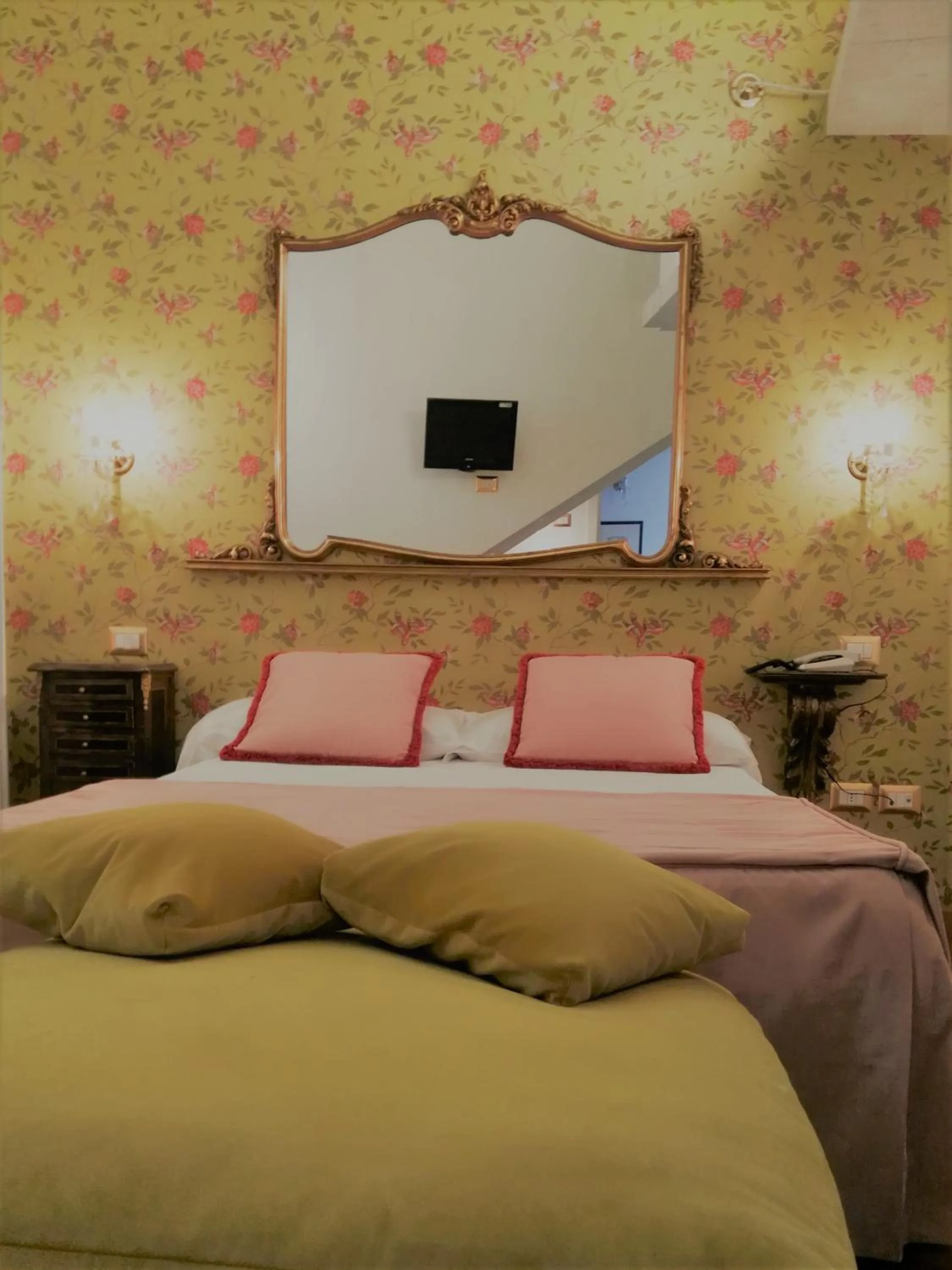 Photo of the whole room, Bed in Relais Alcova del Doge