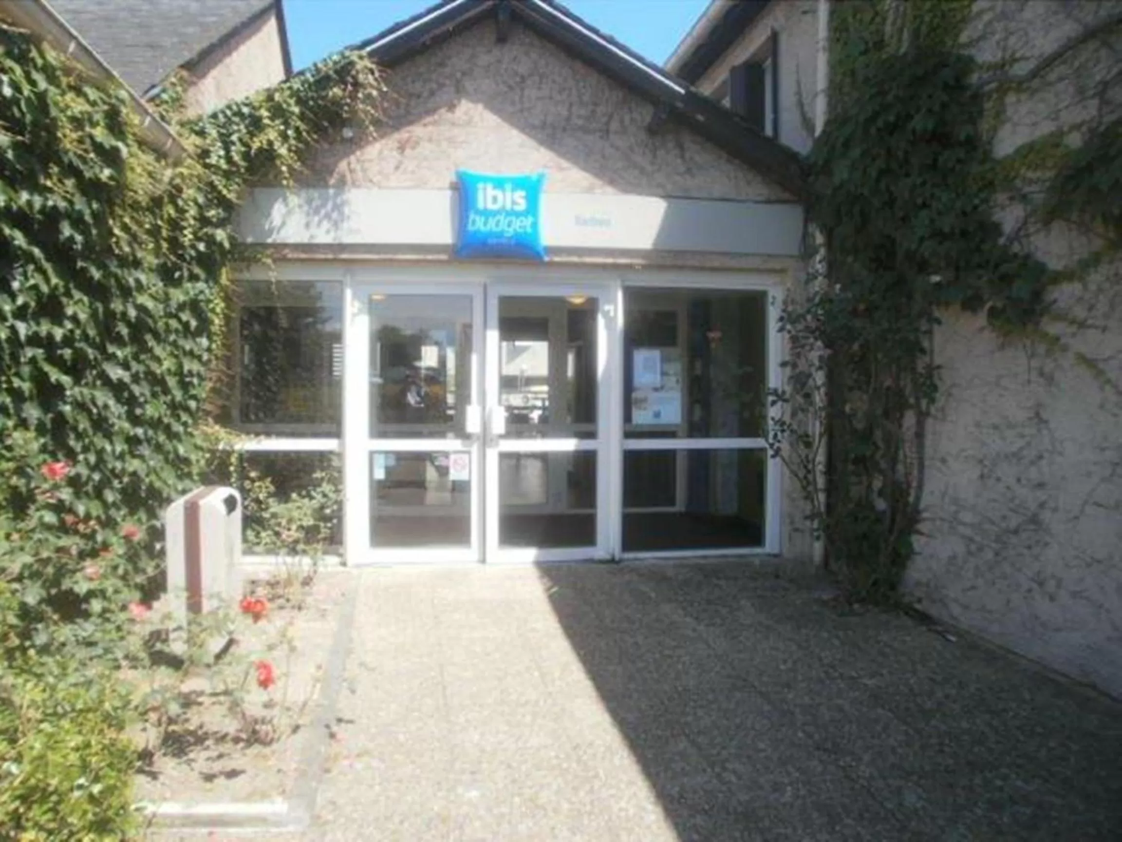 Facade/entrance in IBIS Budget Tarbes