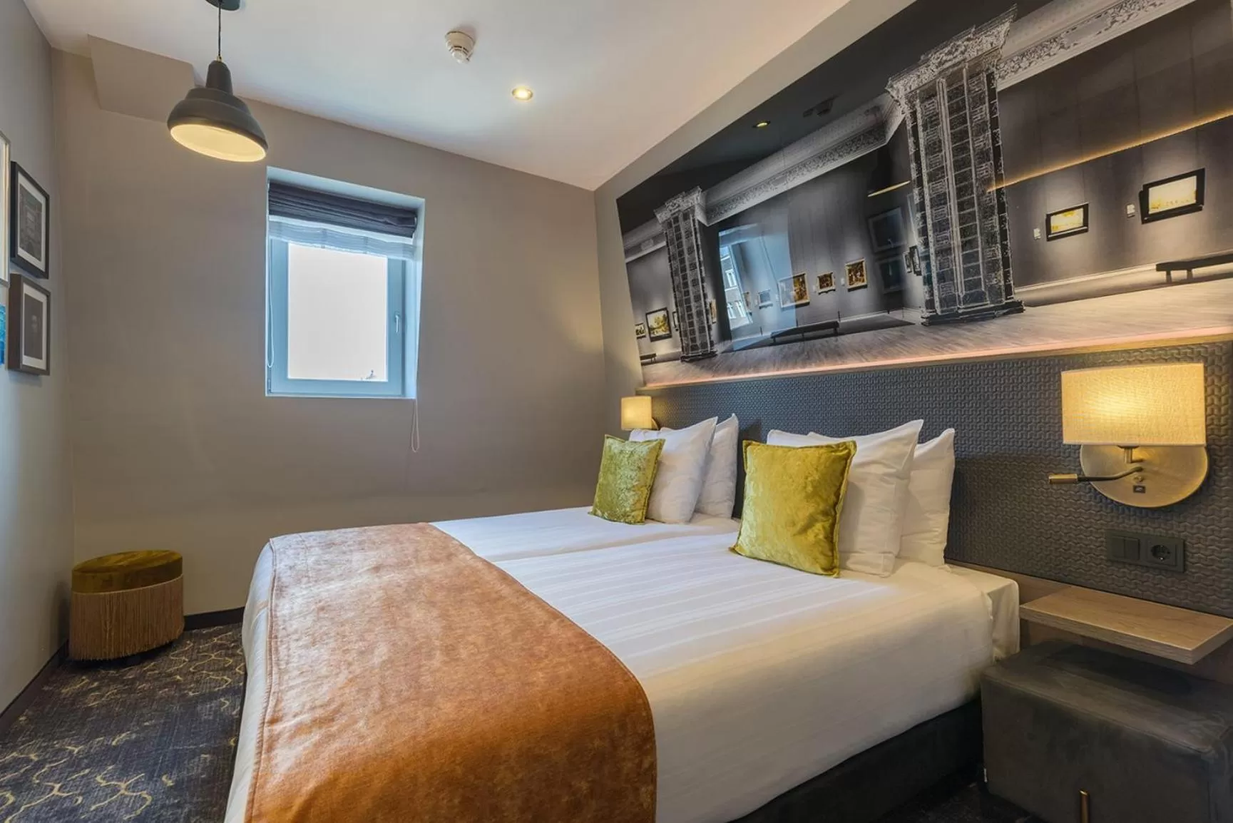 Photo of the whole room, Bed in Leonardo Boutique Museumhotel