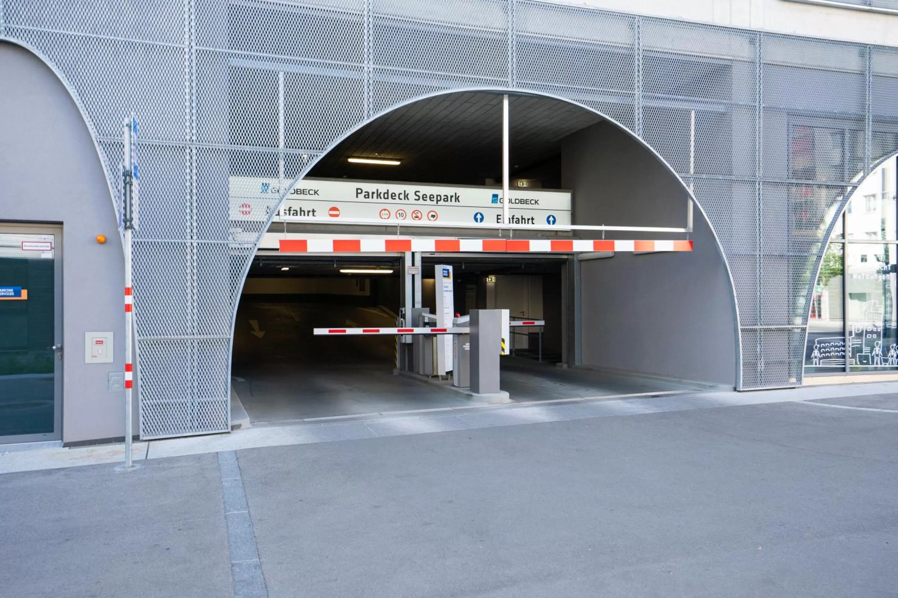 Parking in FeelGood Apartments SmartLiving | contactless check-in