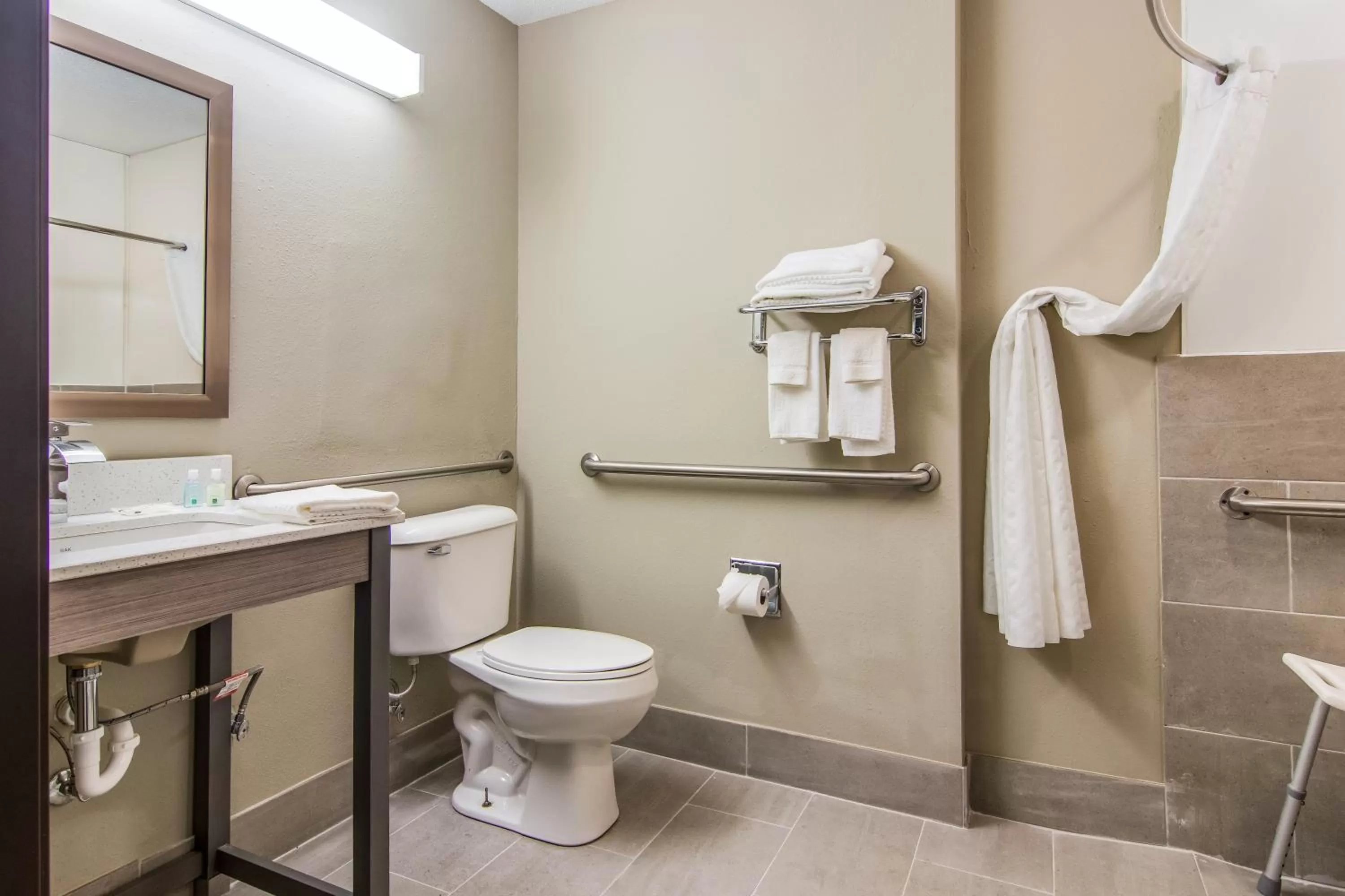 Shower in Quality Inn & Suites Grove City-Outlet Mall