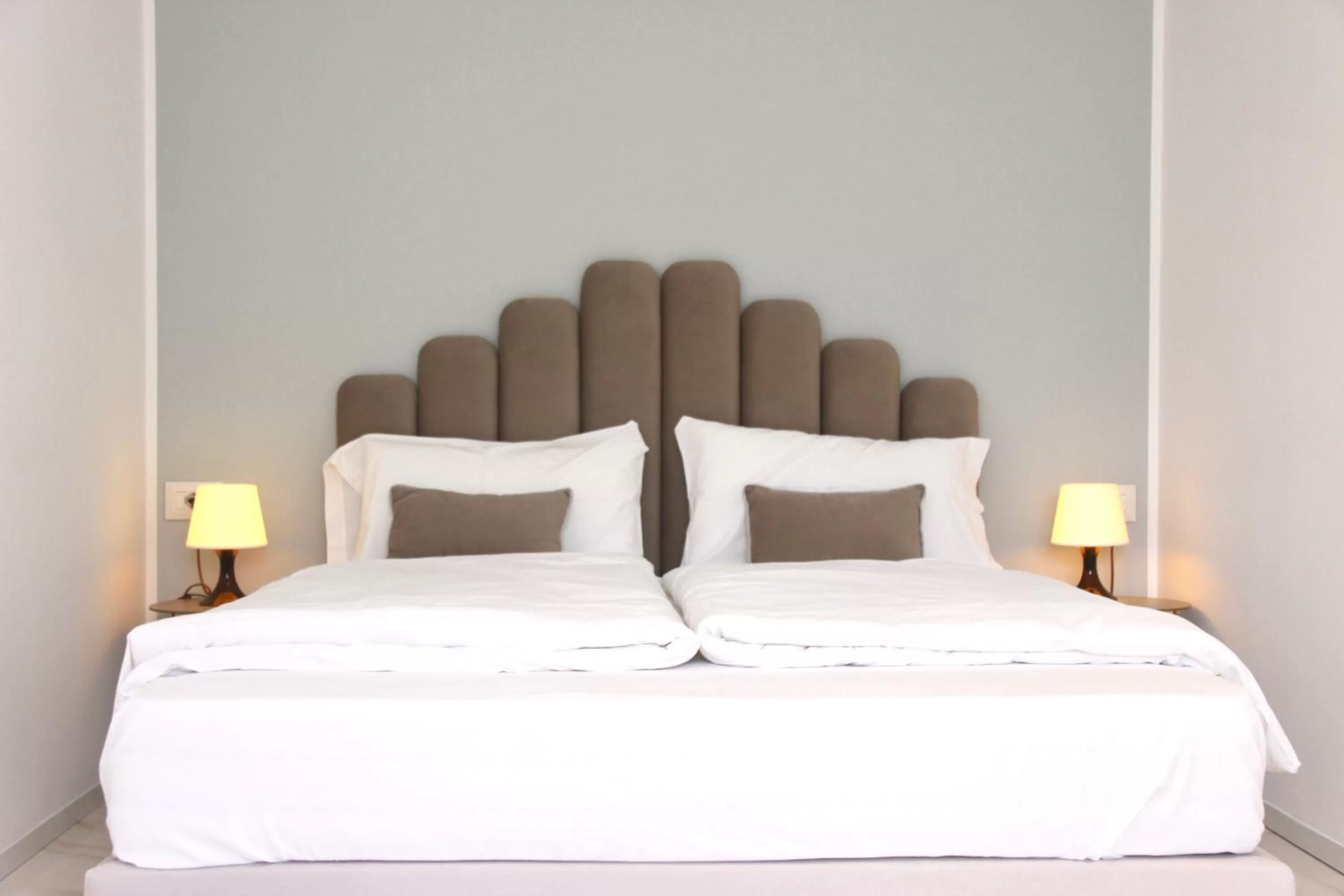 Photo of the whole room, Bed in S'O Suites Tropea