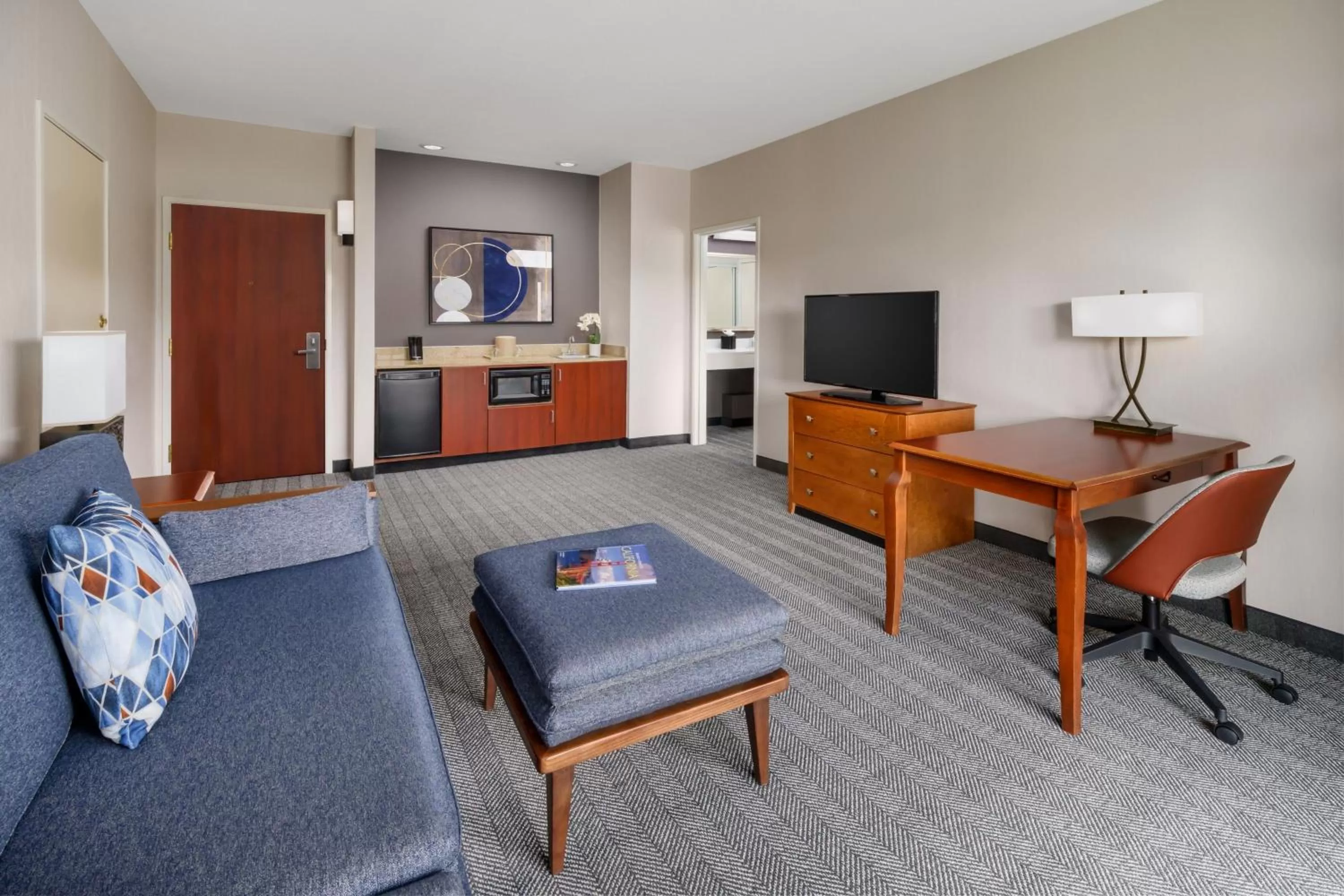 Living room in Courtyard by Marriott Sacramento Folsom