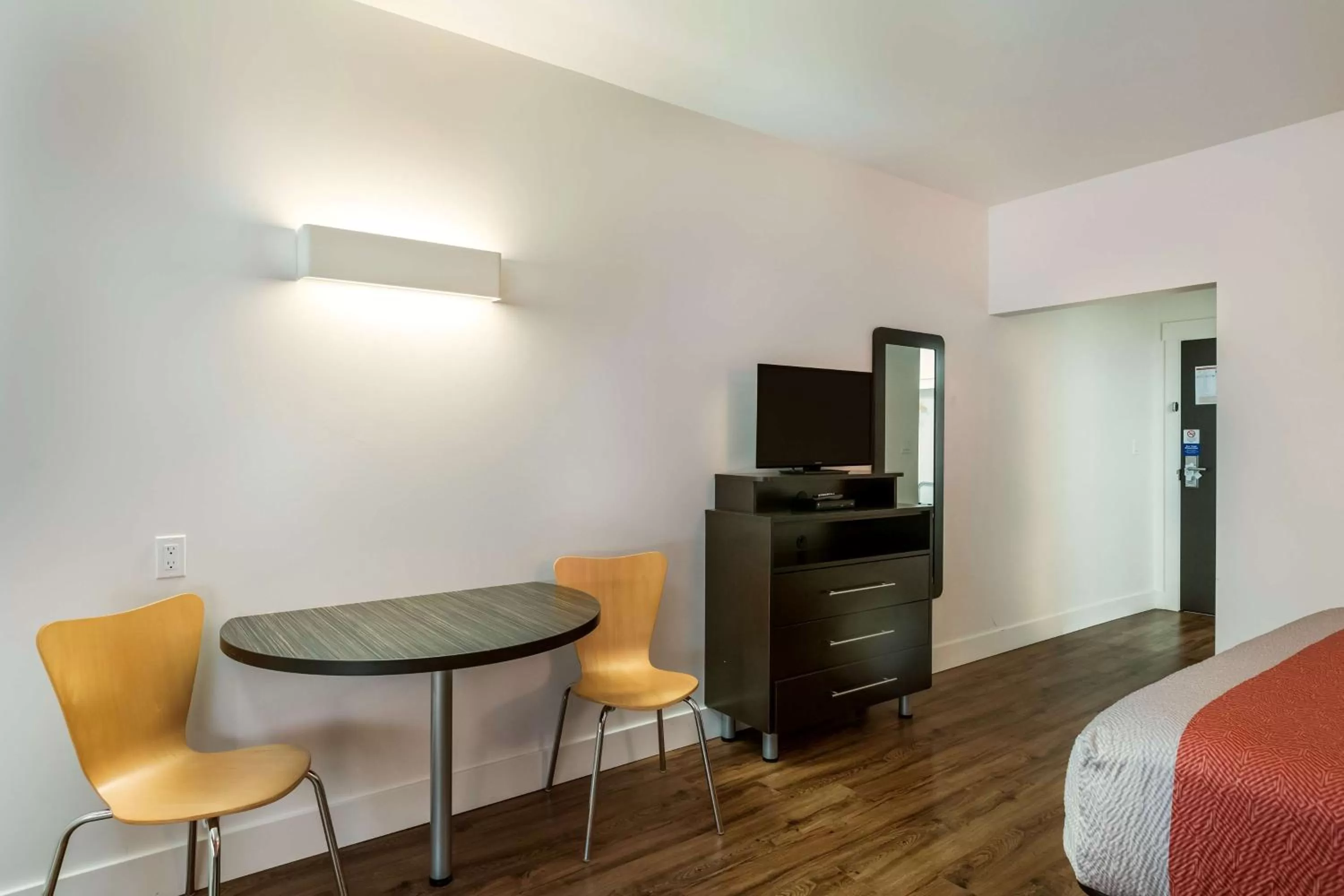 TV and multimedia, Bed in Motel 6-Moncton, NB