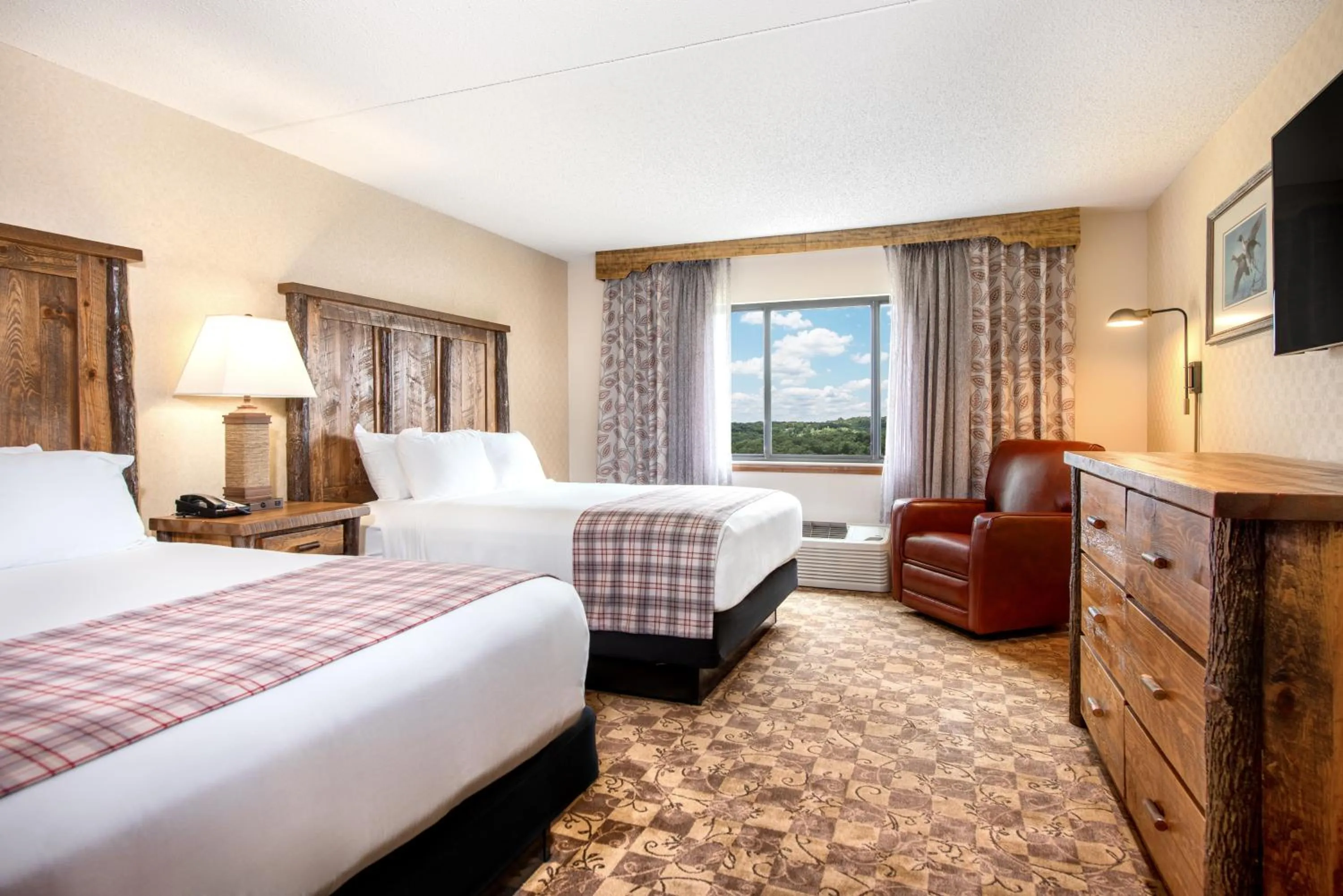 Photo of the whole room, Bed in Lodge of the Ozarks