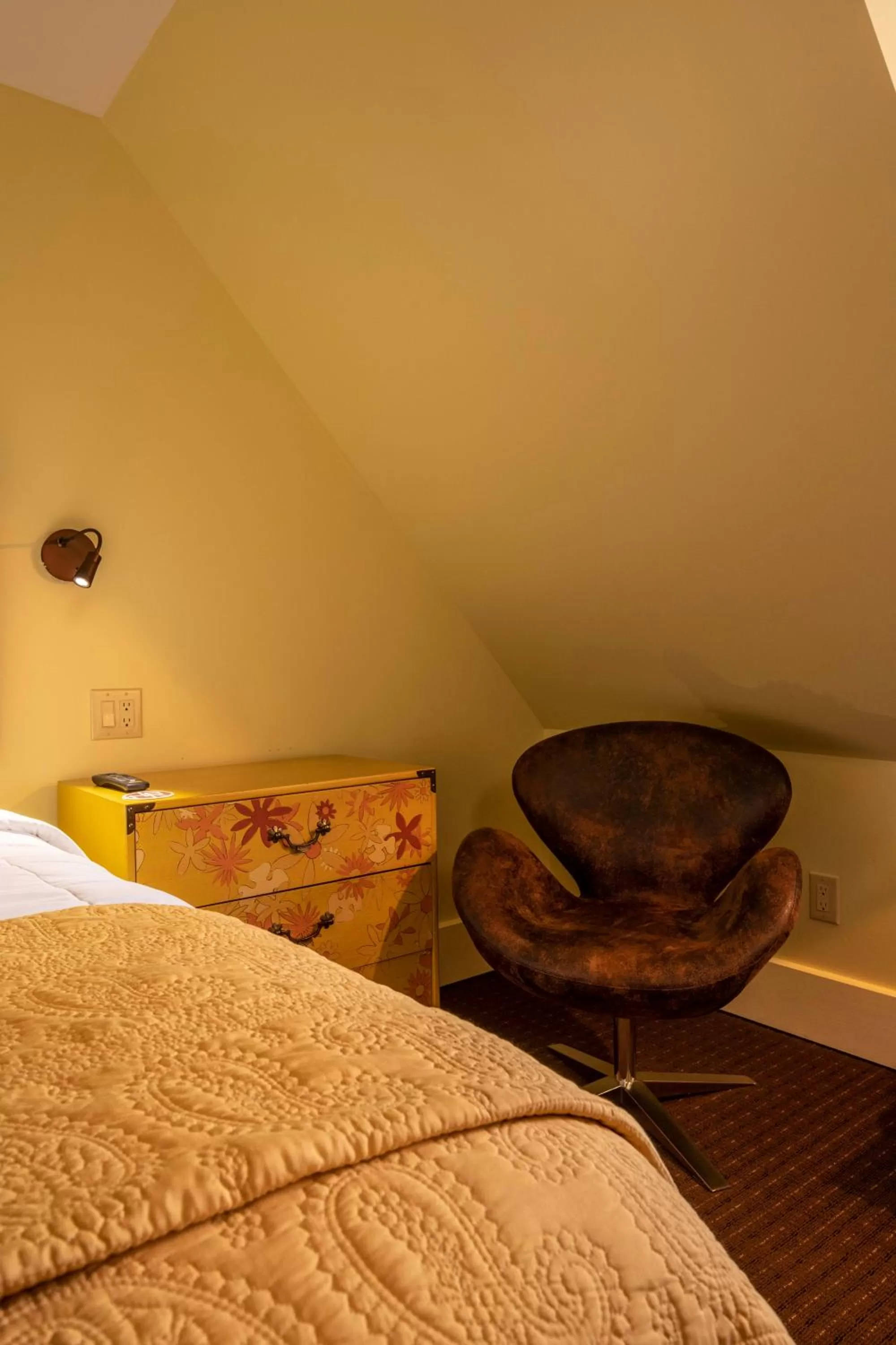 Seating area, Bed in Hotel Broad Ripple