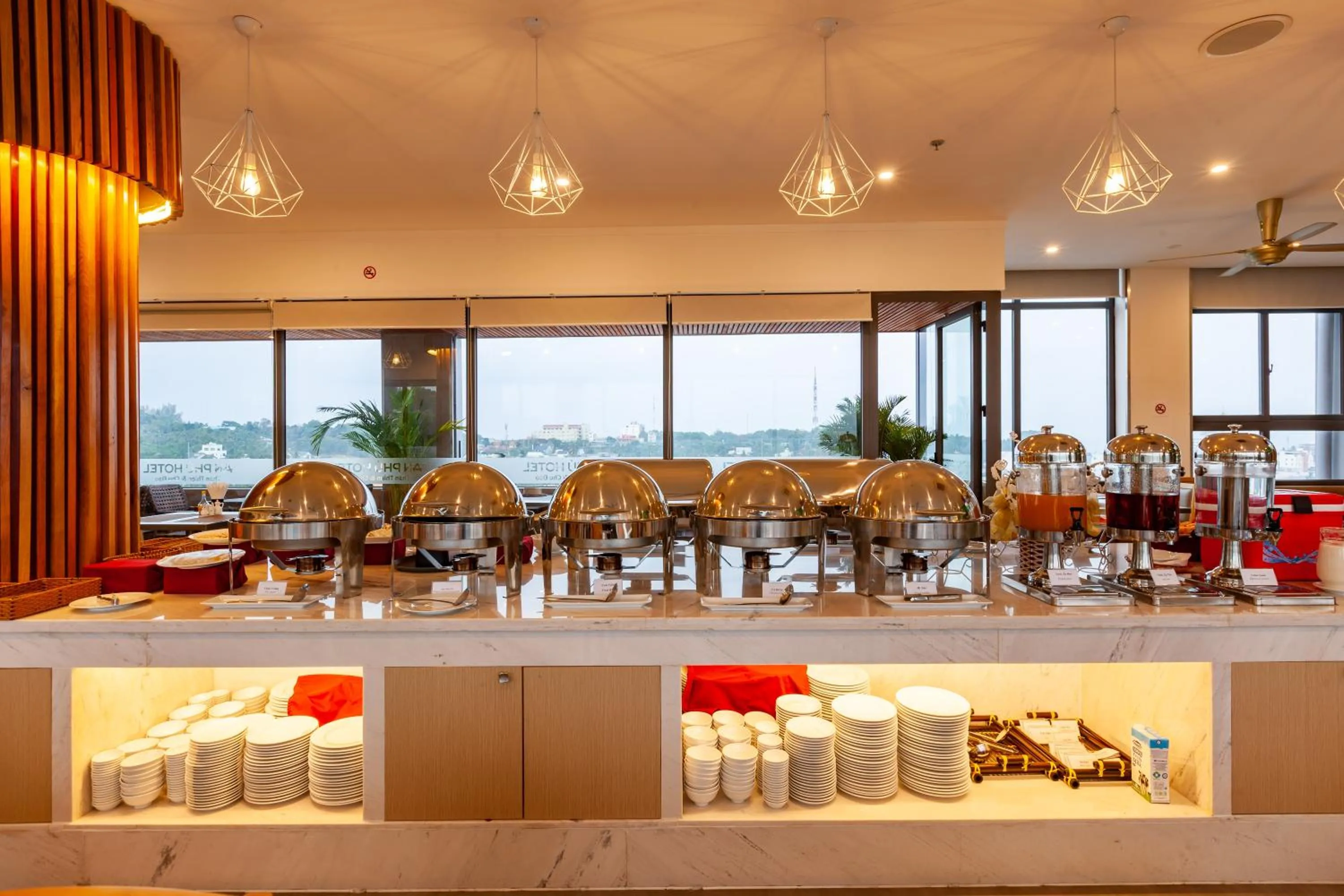 Restaurant/places to eat in An Phu Hotel