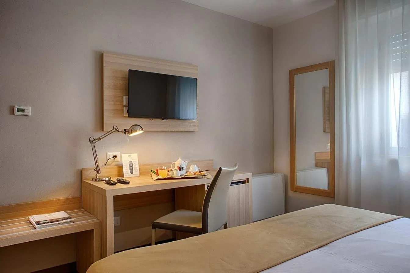 Bedroom, Bed in American Hotel