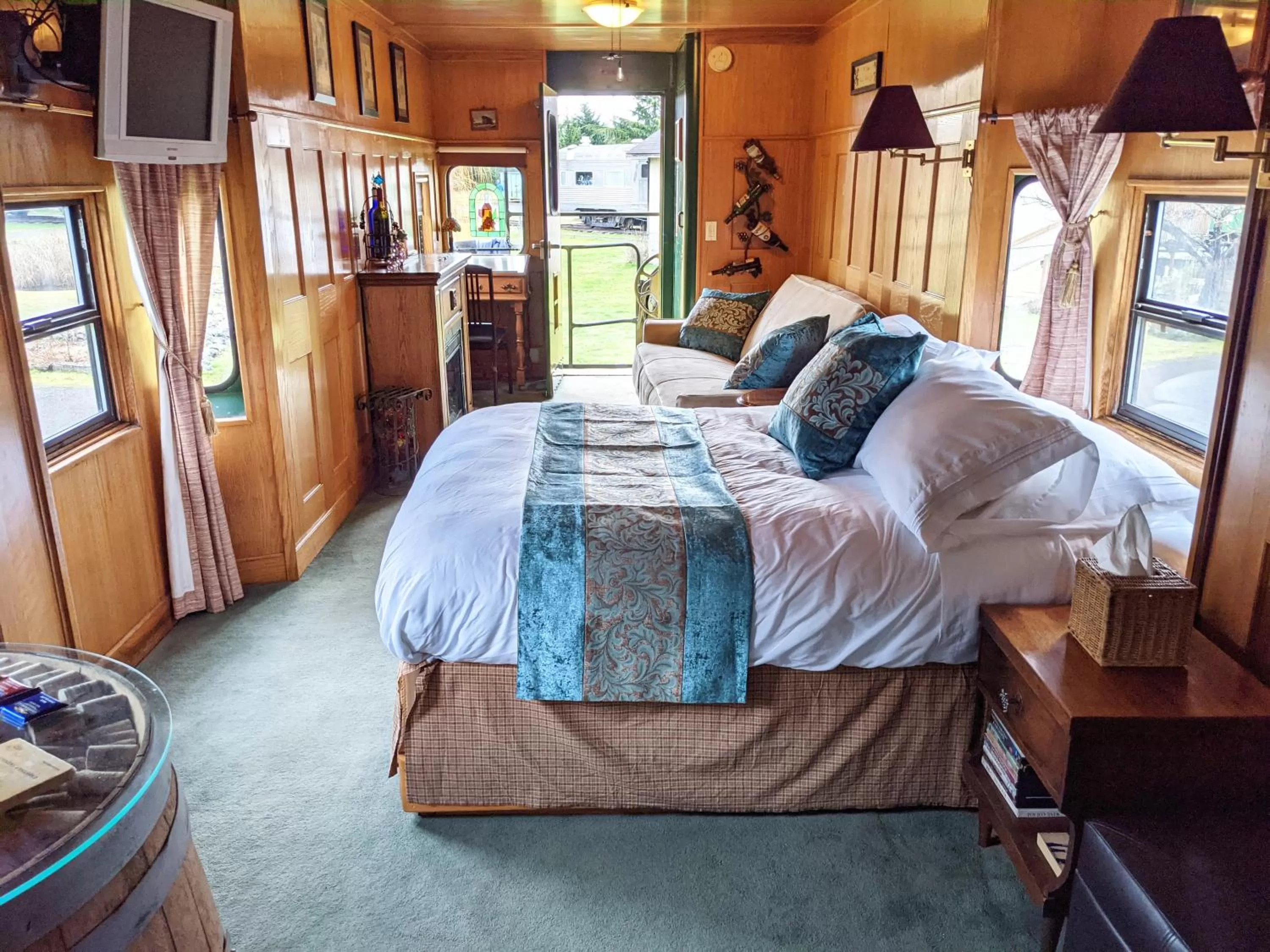 "Grape Escape" - Queen Studio Private Caboose in Olympic Railway Inn