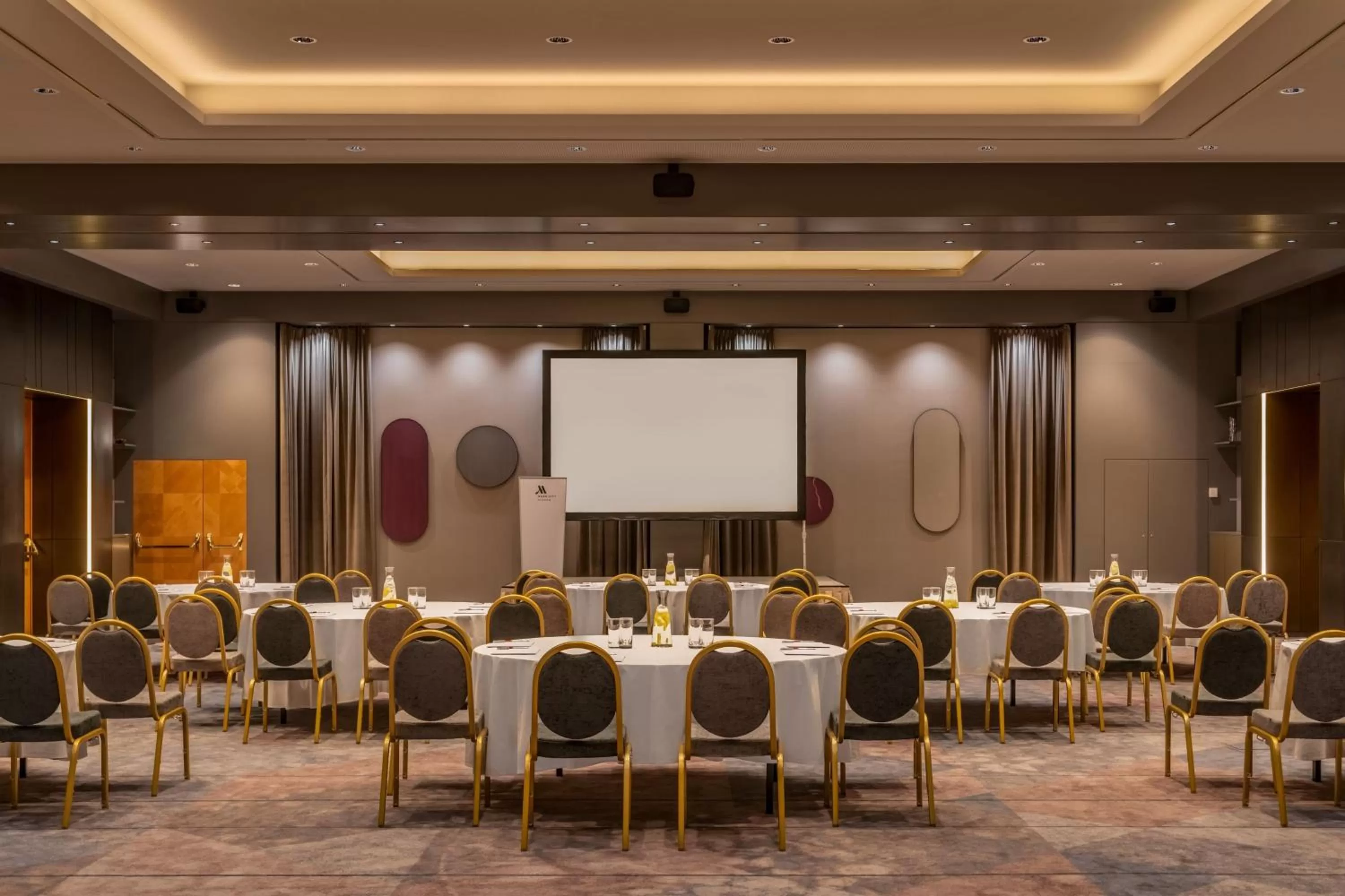 Lounge or bar in Vienna Marriott Hotel