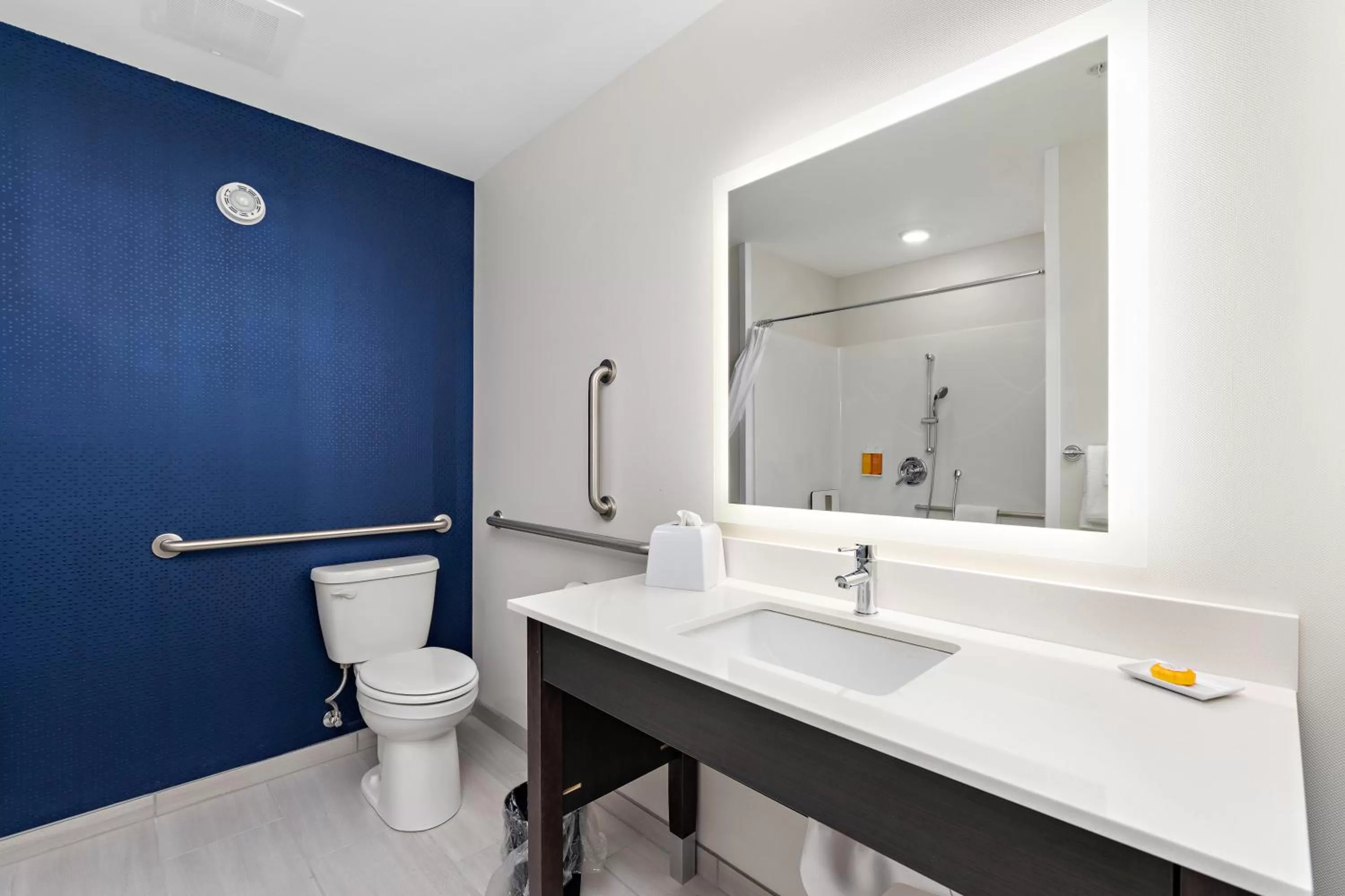 Toilet in Holiday Inn Express Kansas City North Parkville by IHG