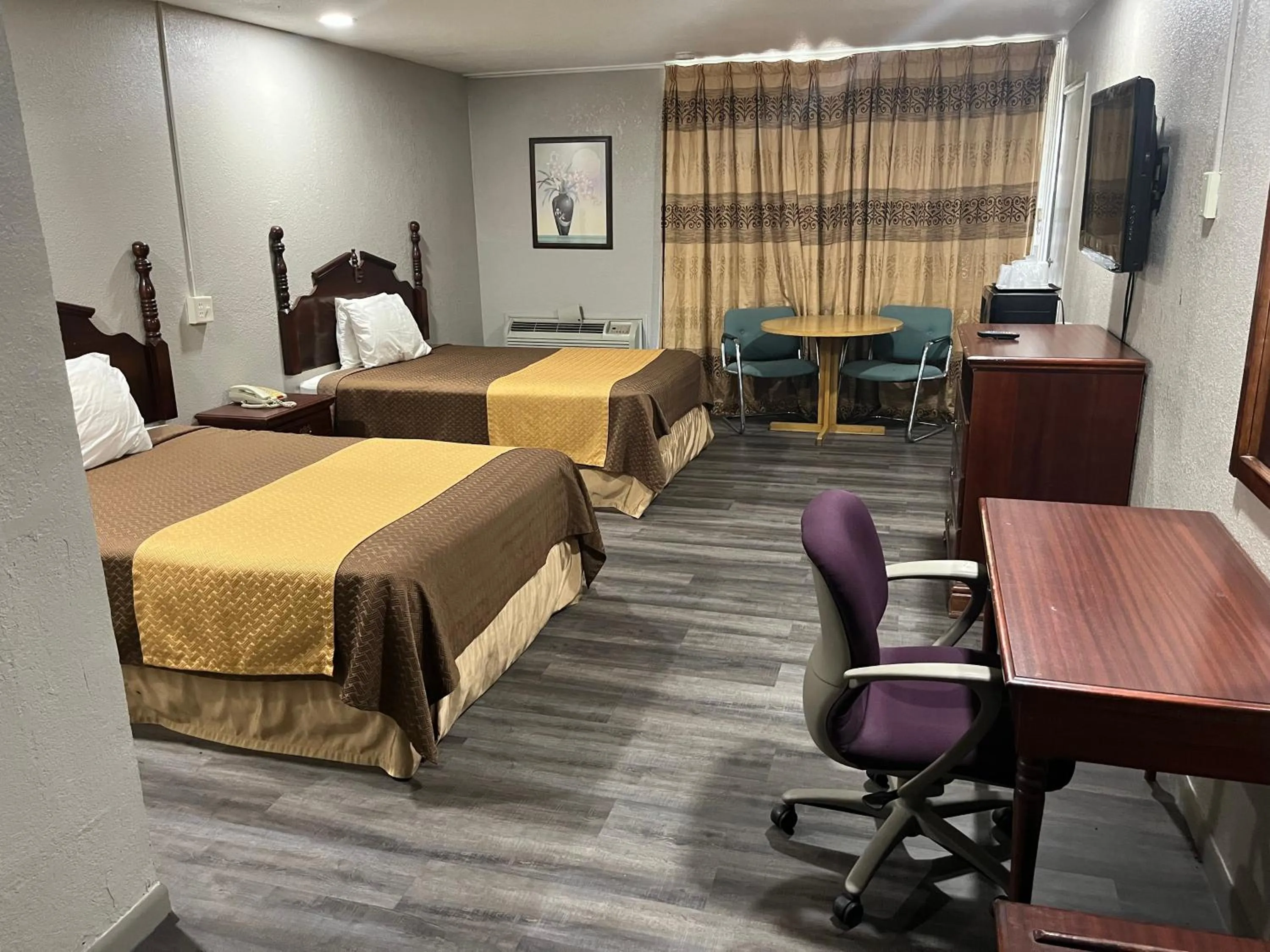 Photo of the whole room, Bed in Mid Towne Inn & Suites