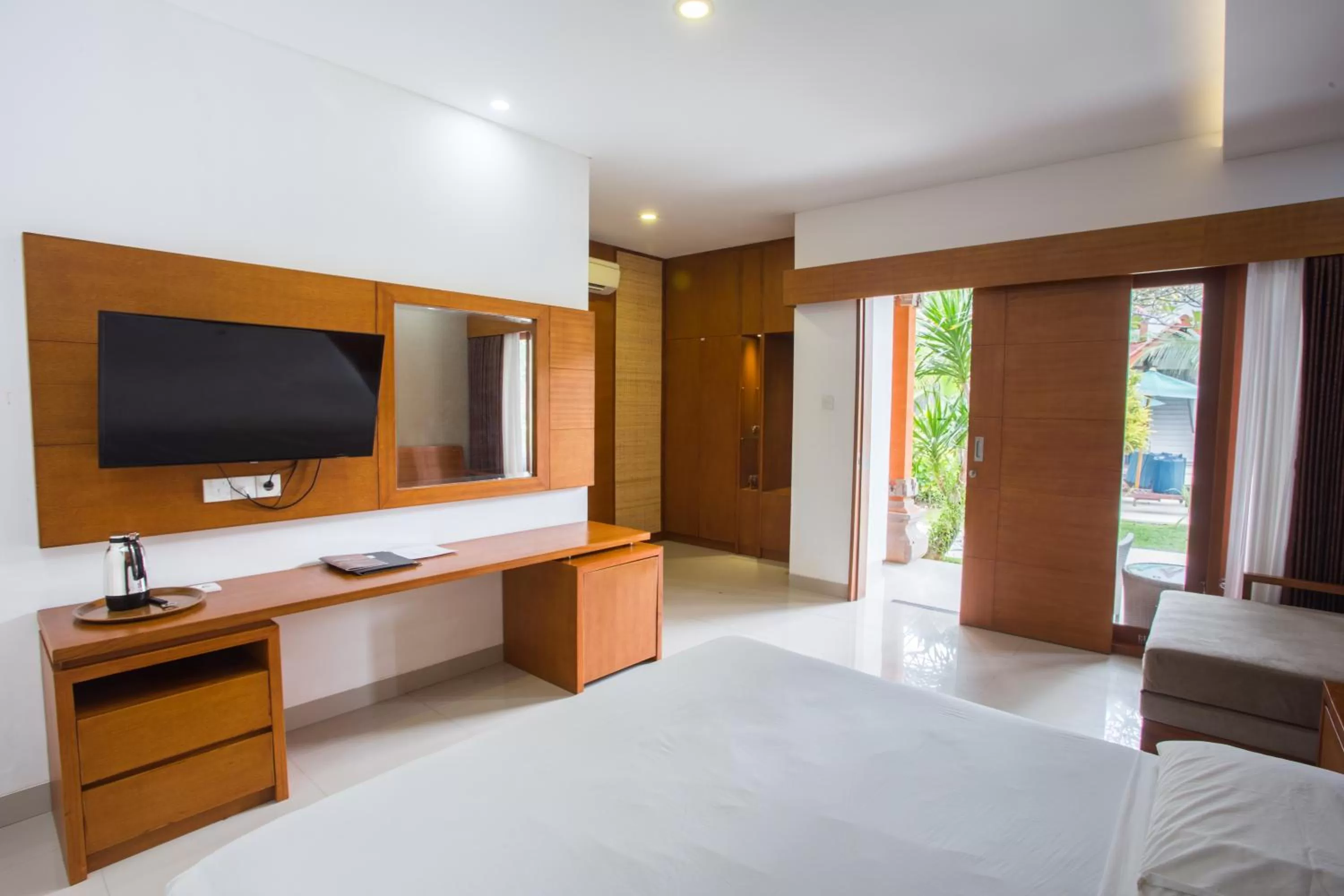 TV and multimedia, Bed in Hotel Sinar Bali Legian