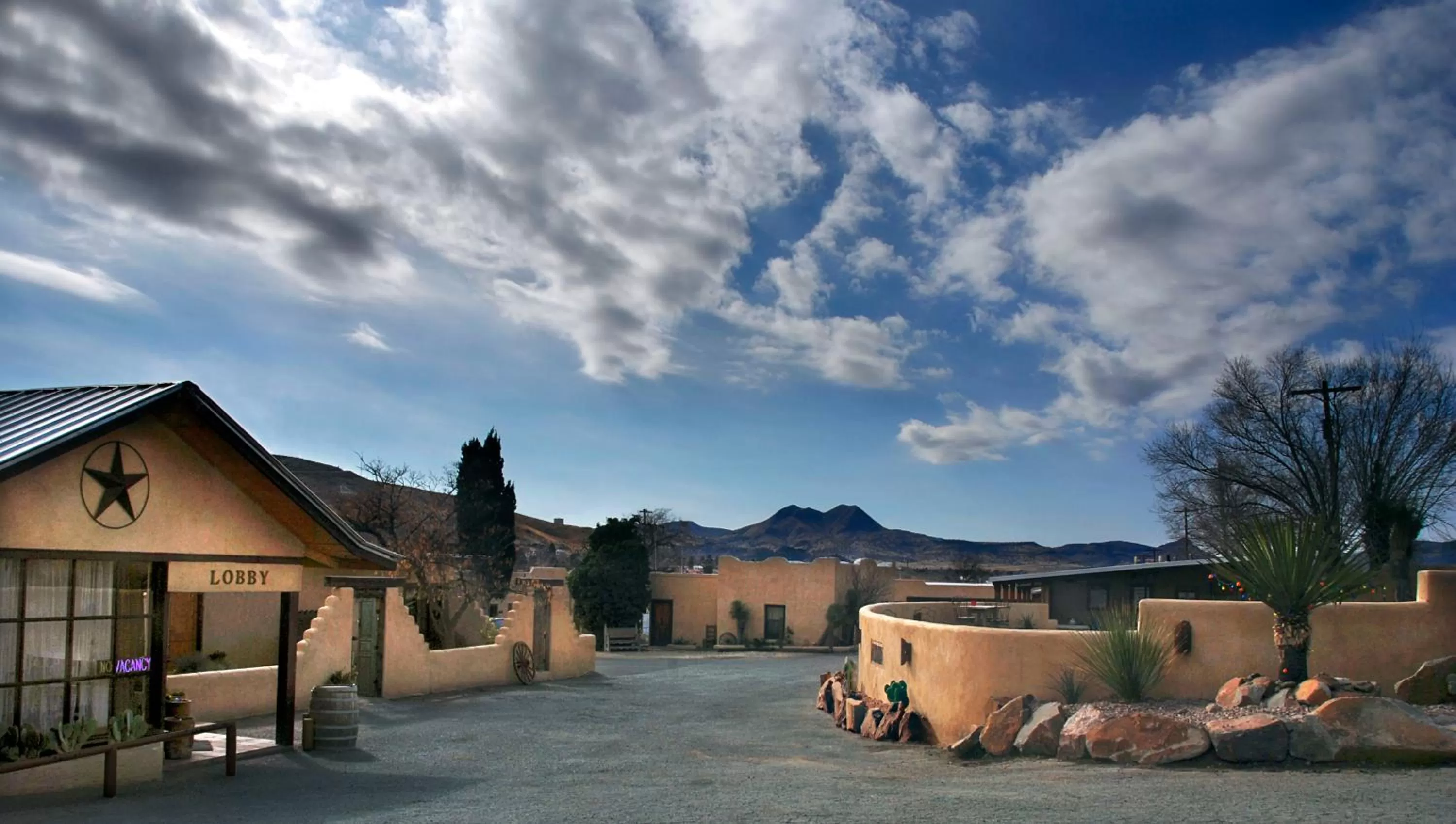 Facade/entrance in The Maverick Inn