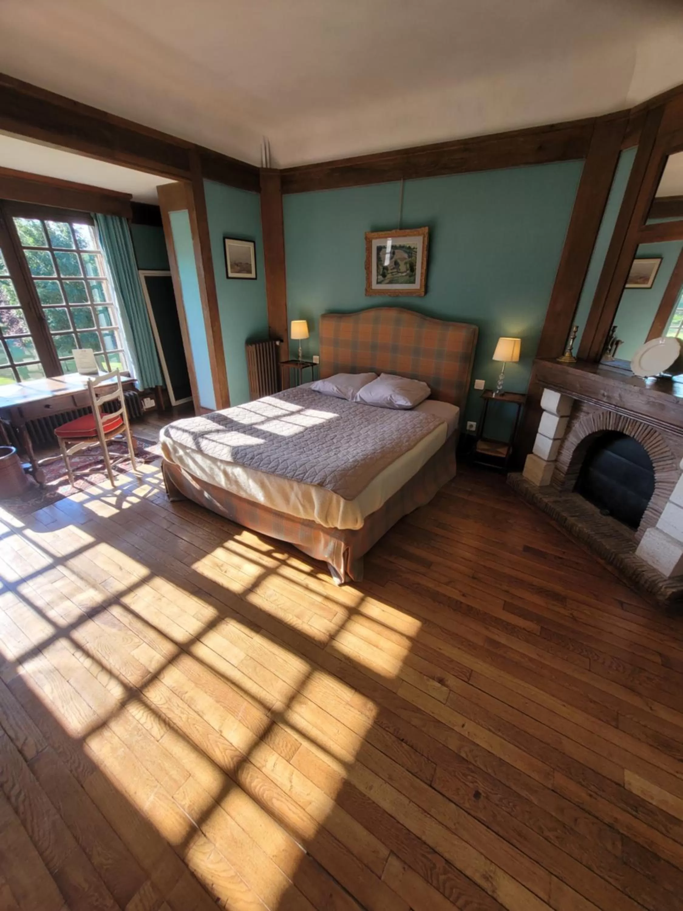 Photo of the whole room, Bed in Le Manoir de Beaumarchais