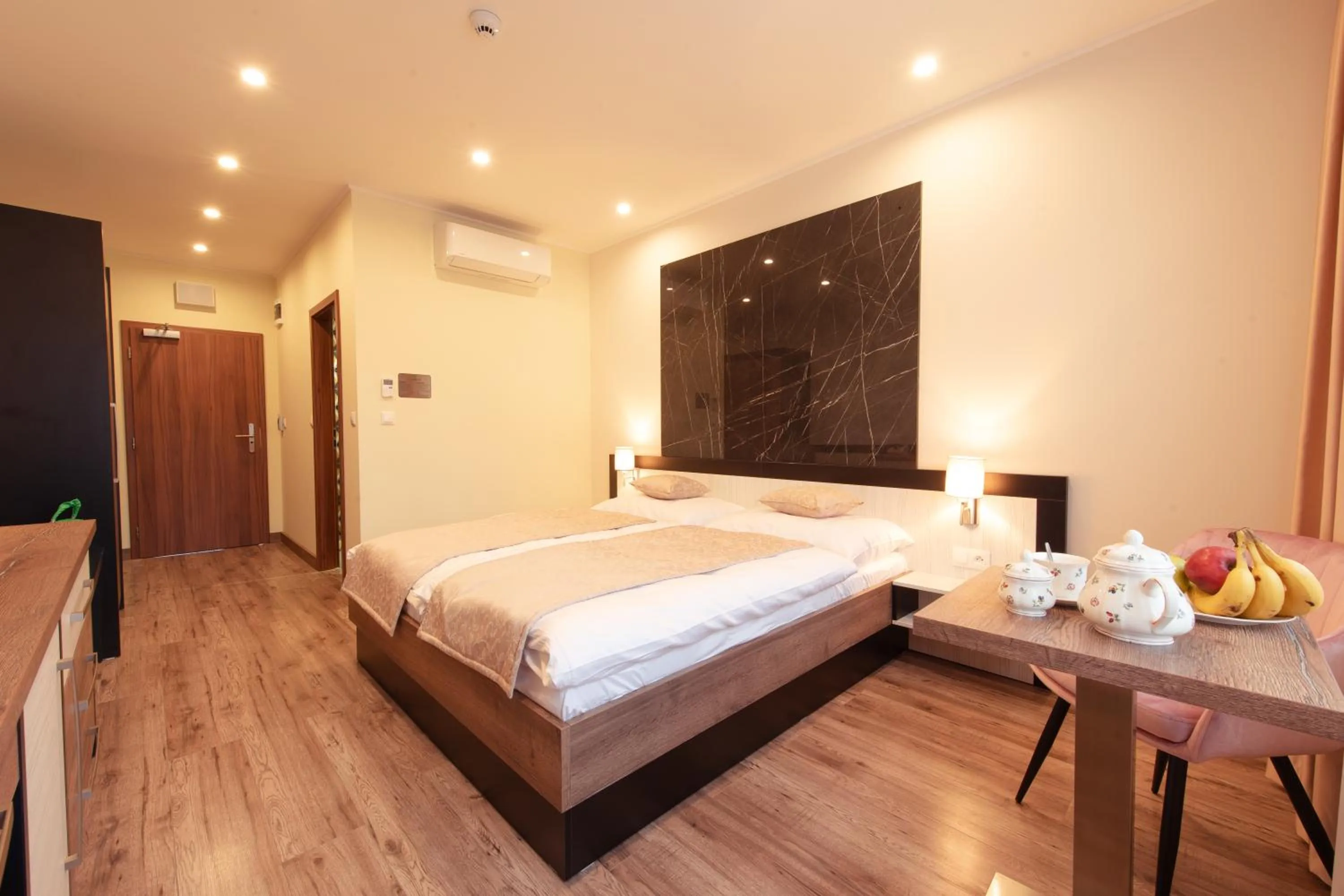 Property building, Bed in Hotel Viktor