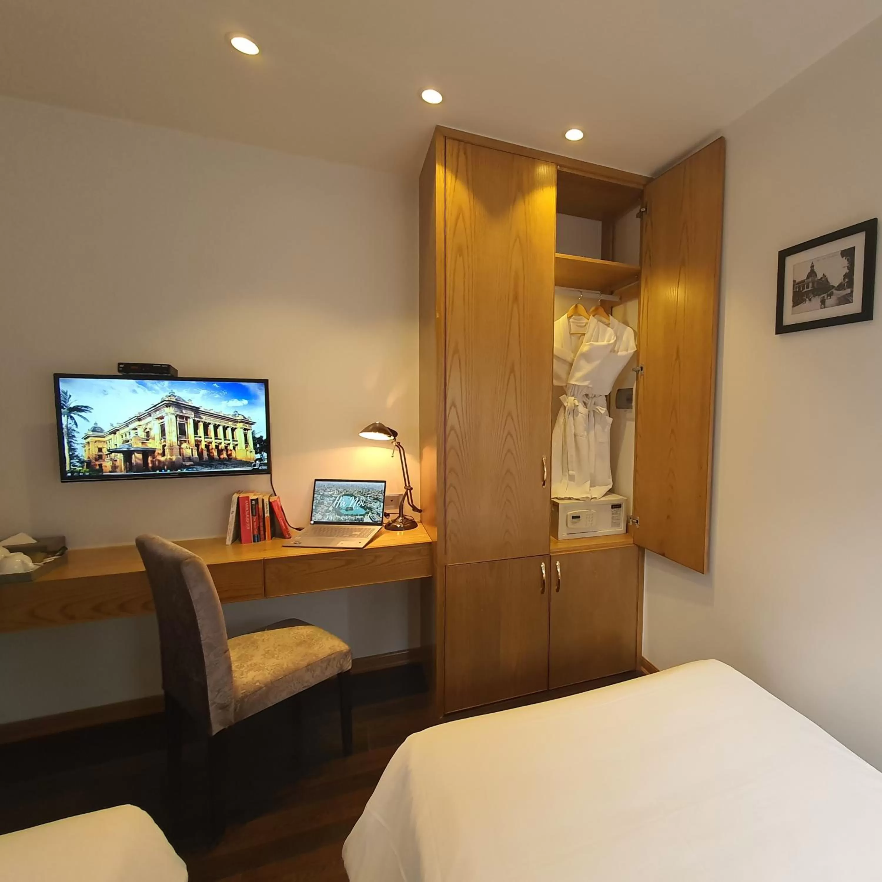 Property building, Bed in Hanoi Paon Hotel & Spa