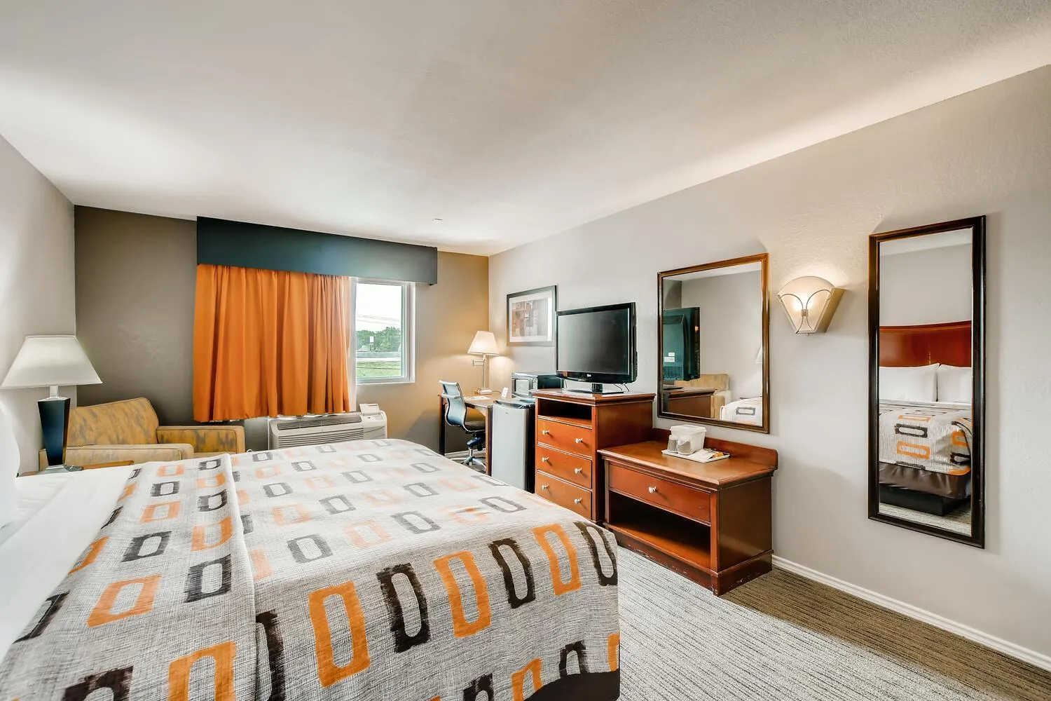 Bedroom, Bed in Orangewood Inn and Suites Midtown