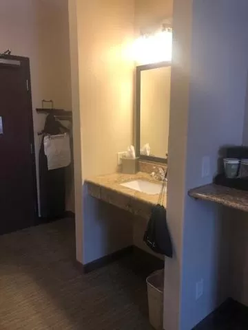 Bathroom in Cobblestone Inn & Suites - Fort Dodge