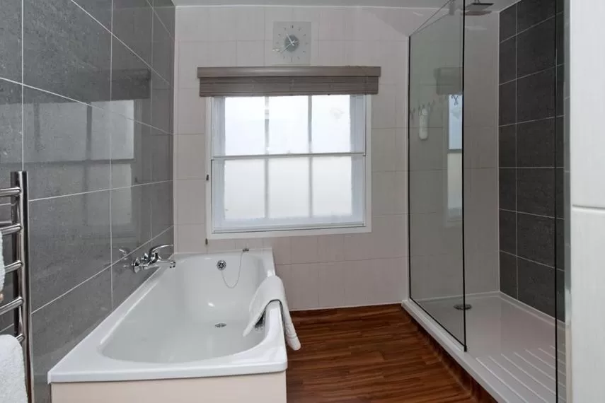 Shower, Bathroom in The Hatchet Inn Wetherspoon