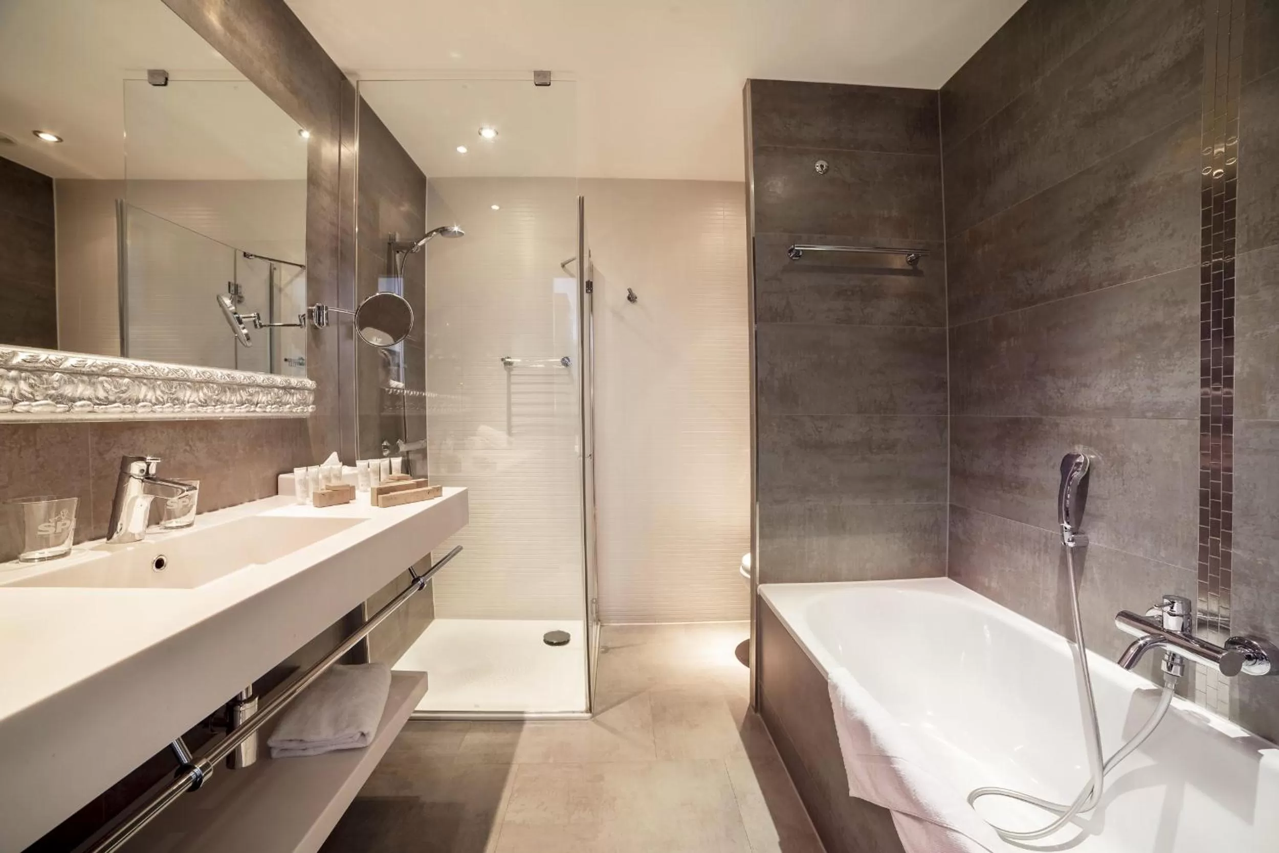 Shower in Van Der Valk Sélys Liège Hotel & Spa