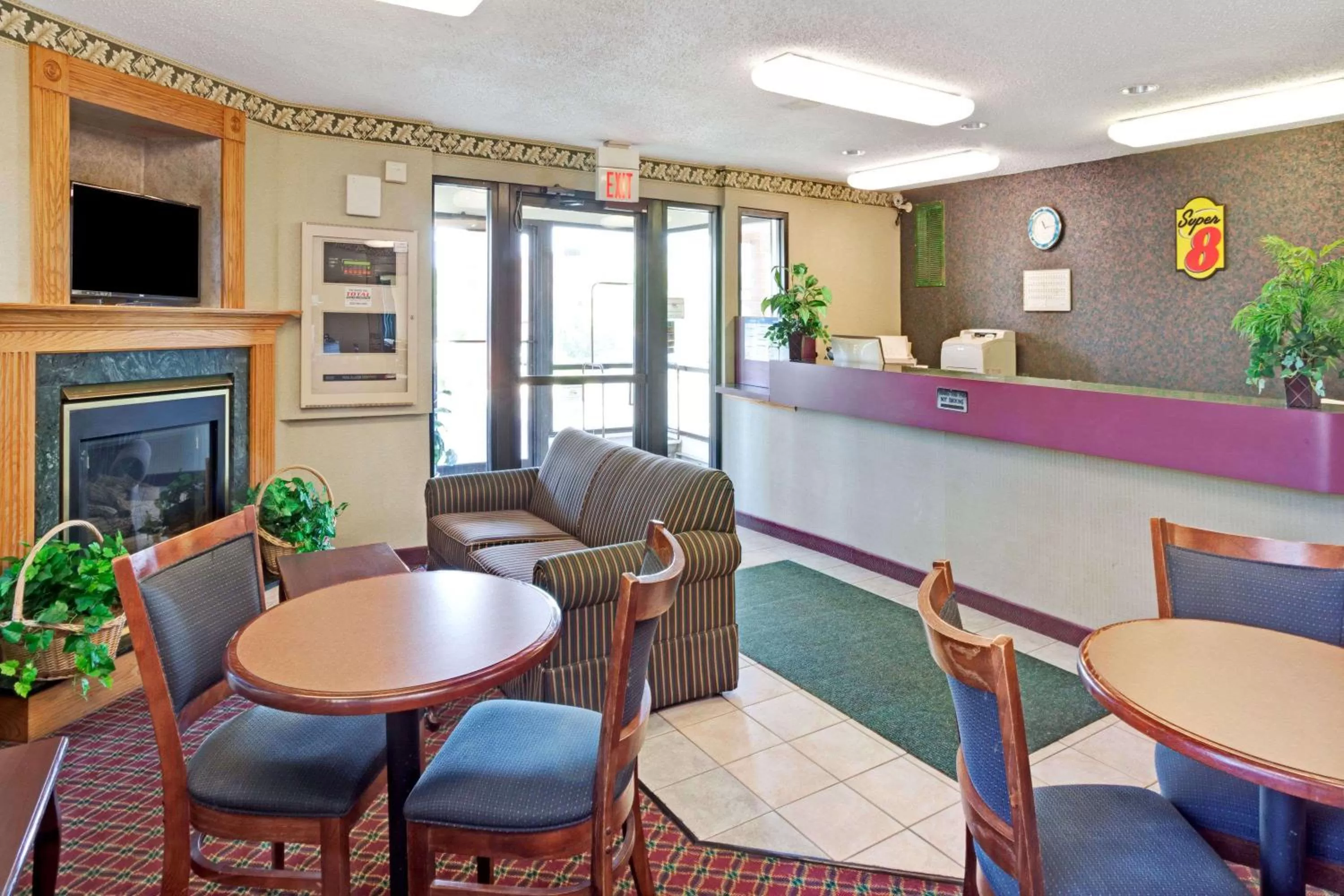Lobby or reception in Super 8 by Wyndham Monee I-57