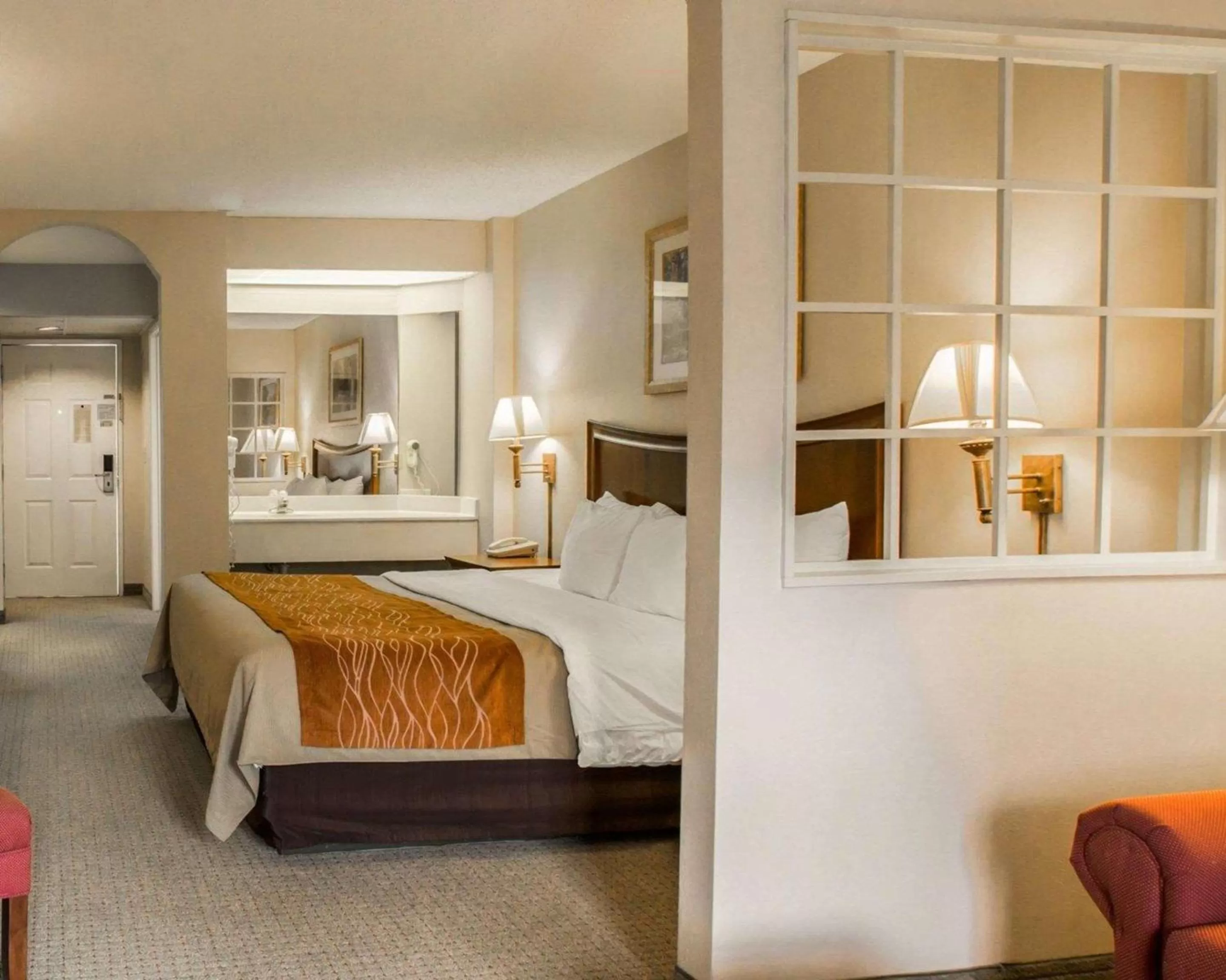 Photo of the whole room, Bed in Rodeway Inn & Suites Cherokee On the River