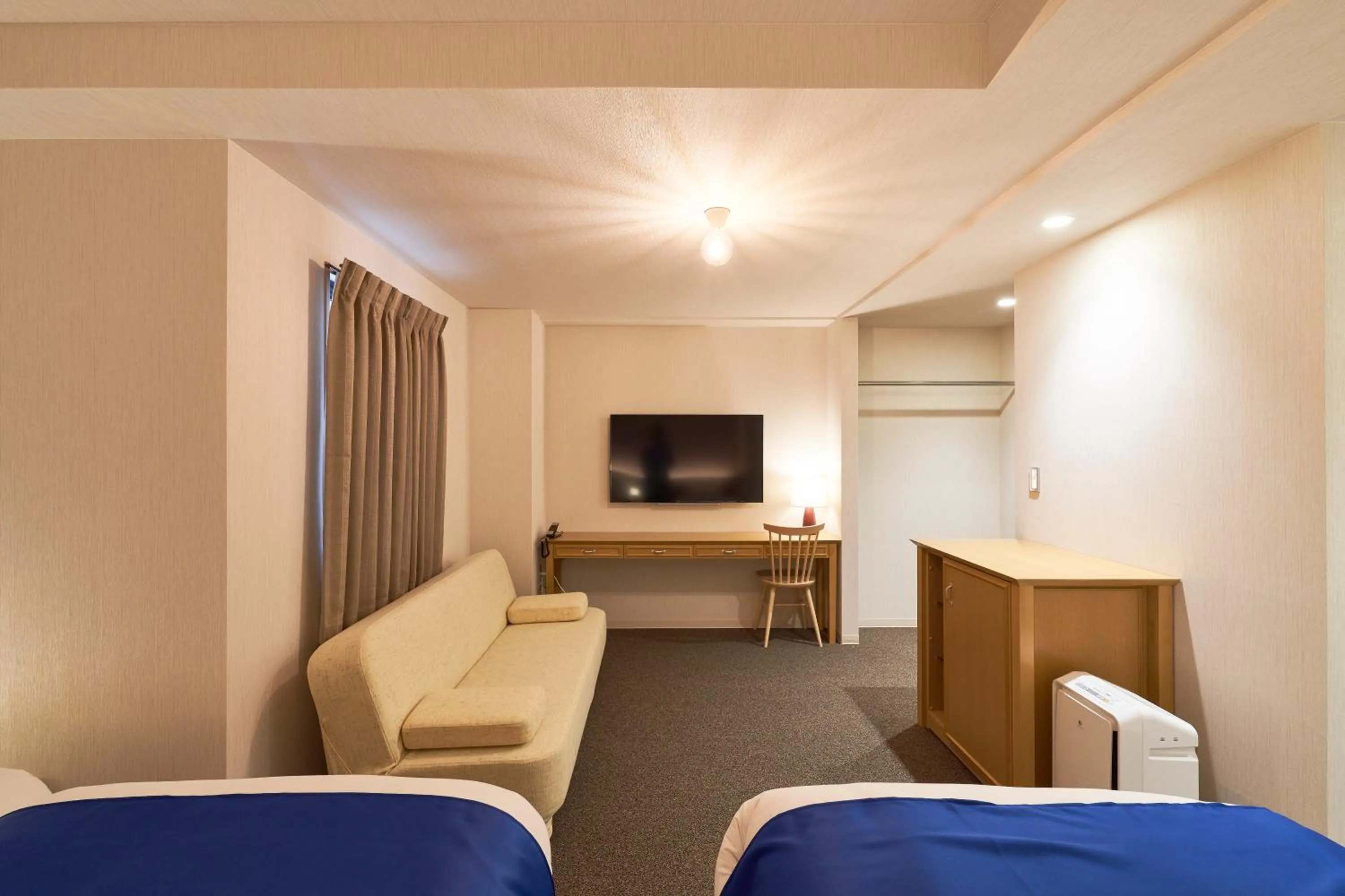 Photo of the whole room, Bed in Hotel Meriken Port Kobe Motomachi