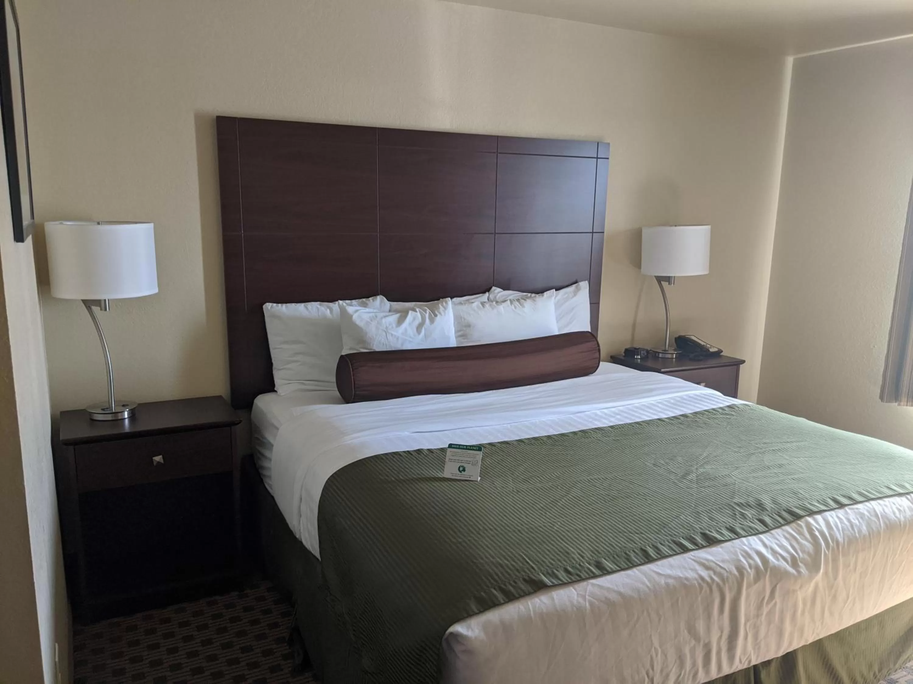 Bed in Cobblestone Inn & Suites-Winterset