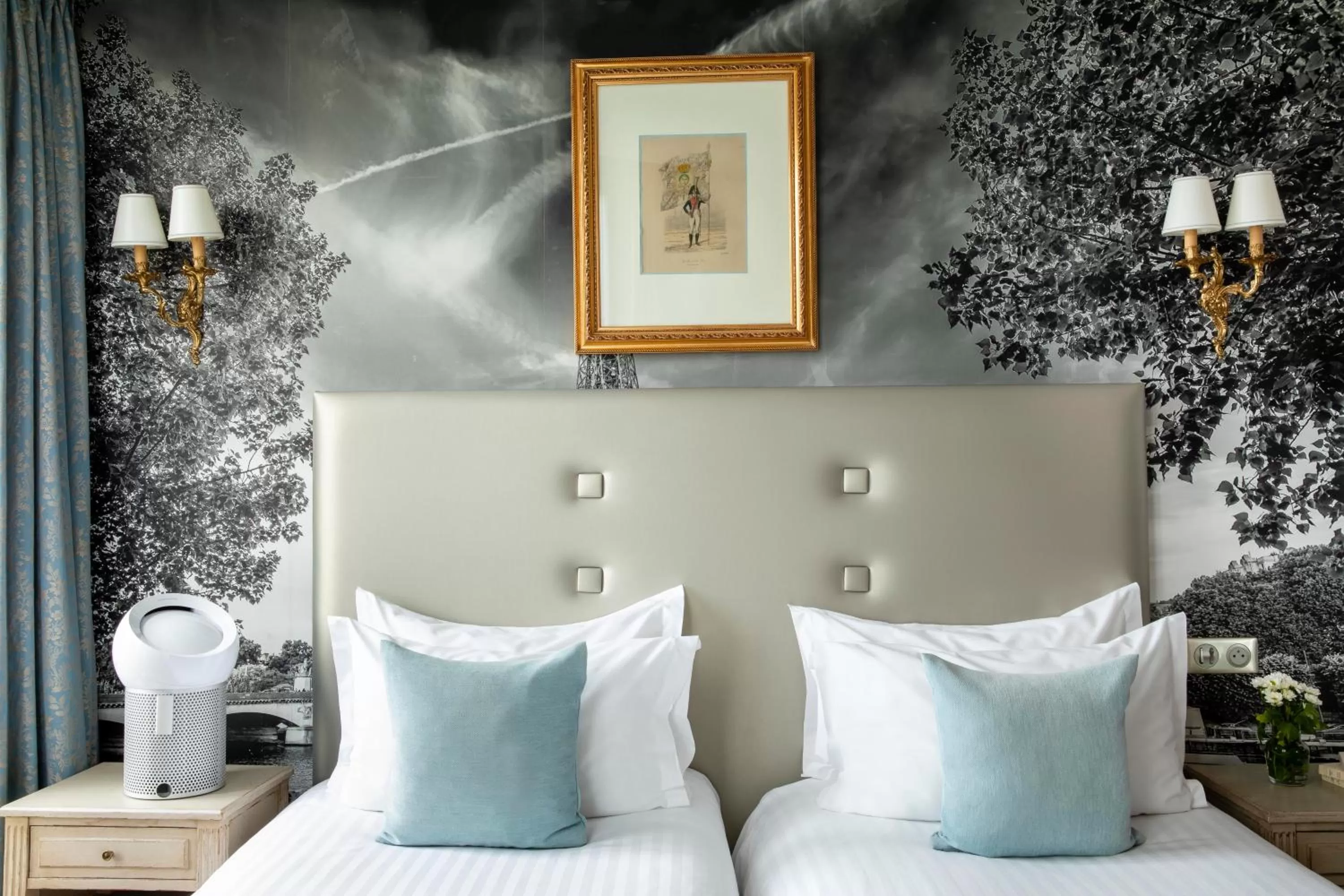 Bedroom, Bed in Hotel Plaza Elysées