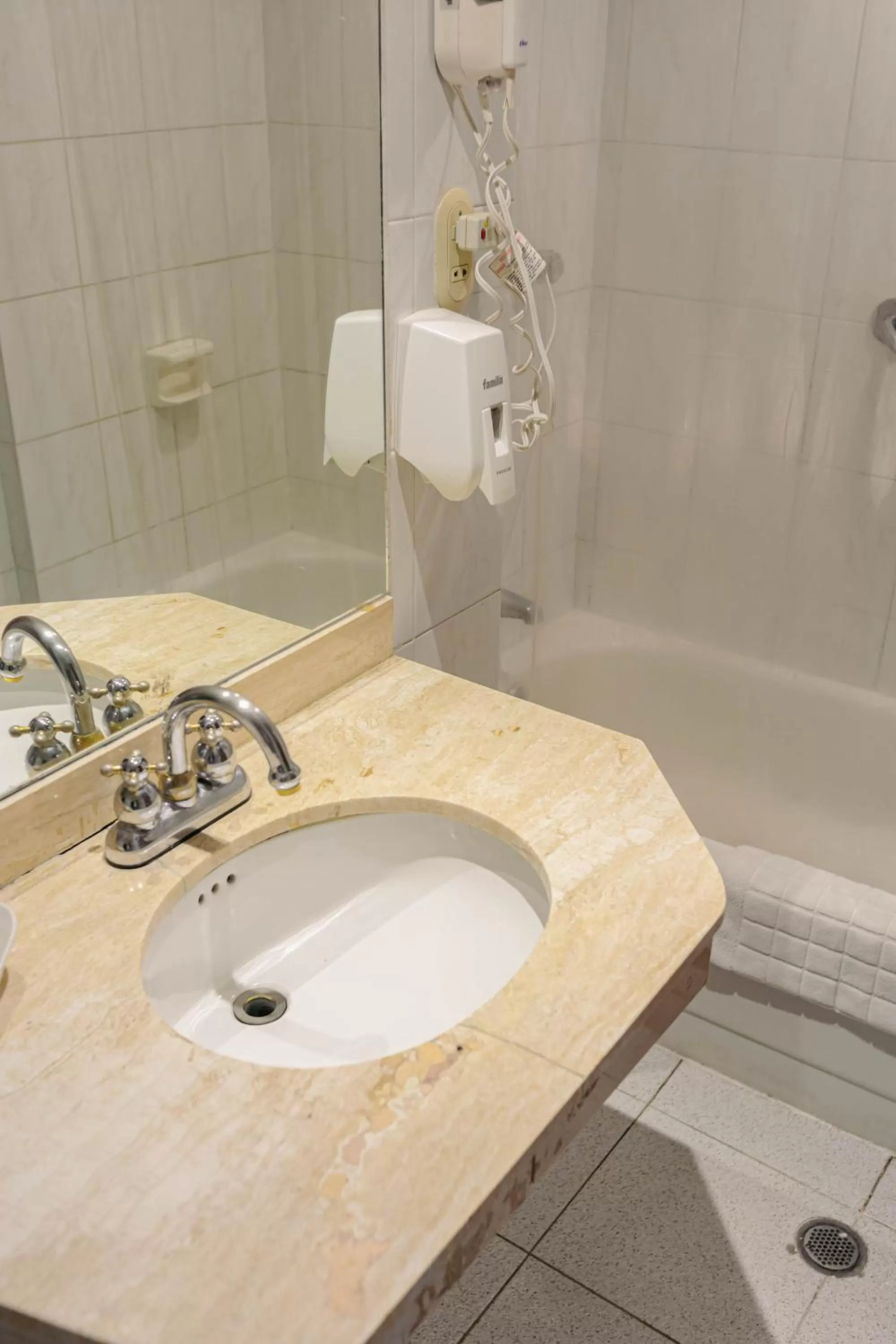Bathroom in Hotel Faranda Express Puerta Del Sol Barranquilla, A Member of Radisson Individuals