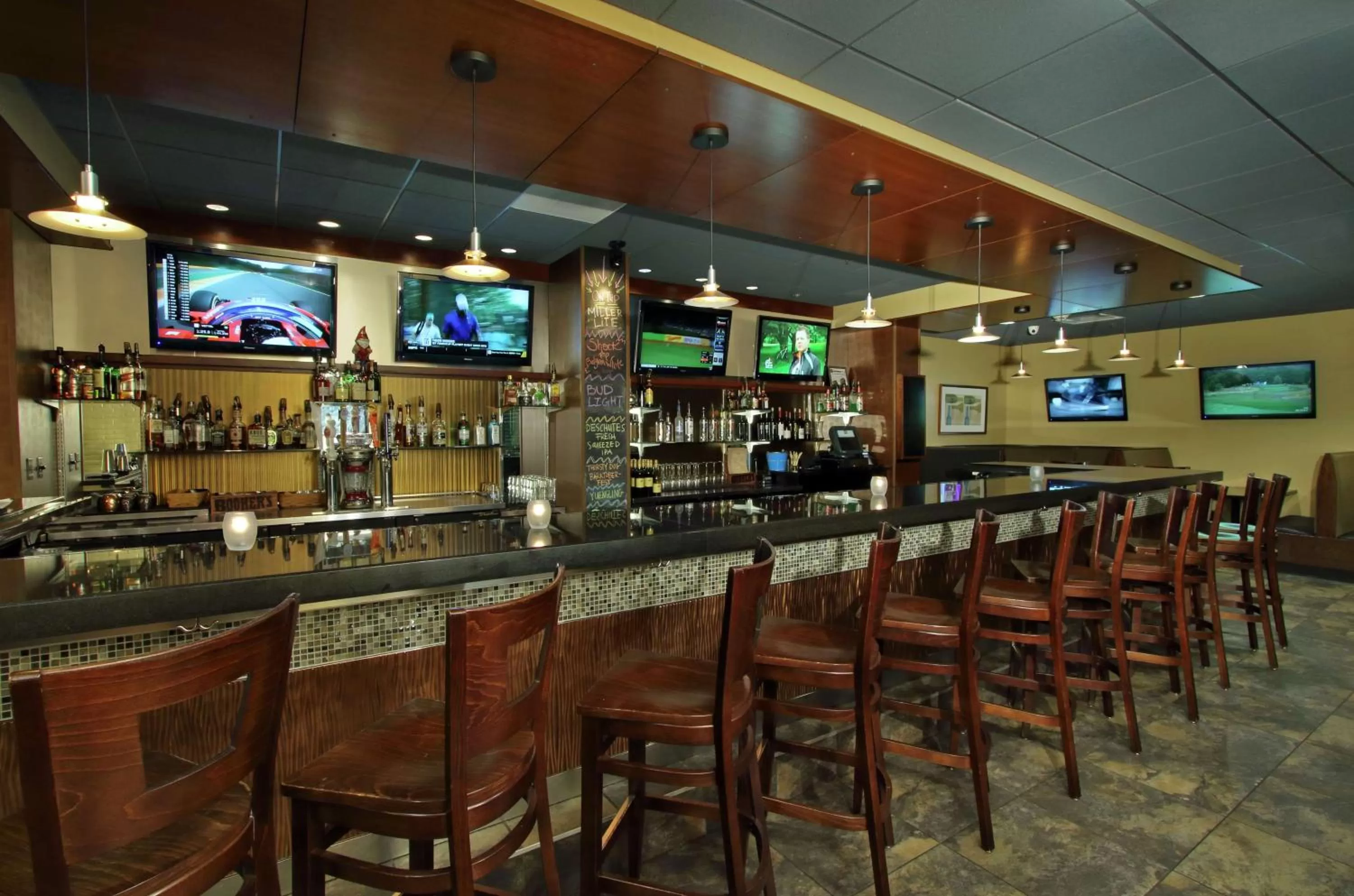 Lounge or bar in Doubletree by Hilton Newark