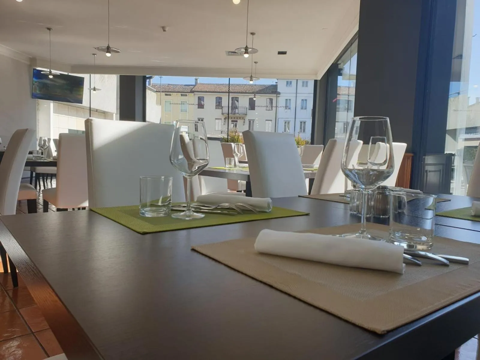 Restaurant/places to eat in SHG Hotel De La Ville