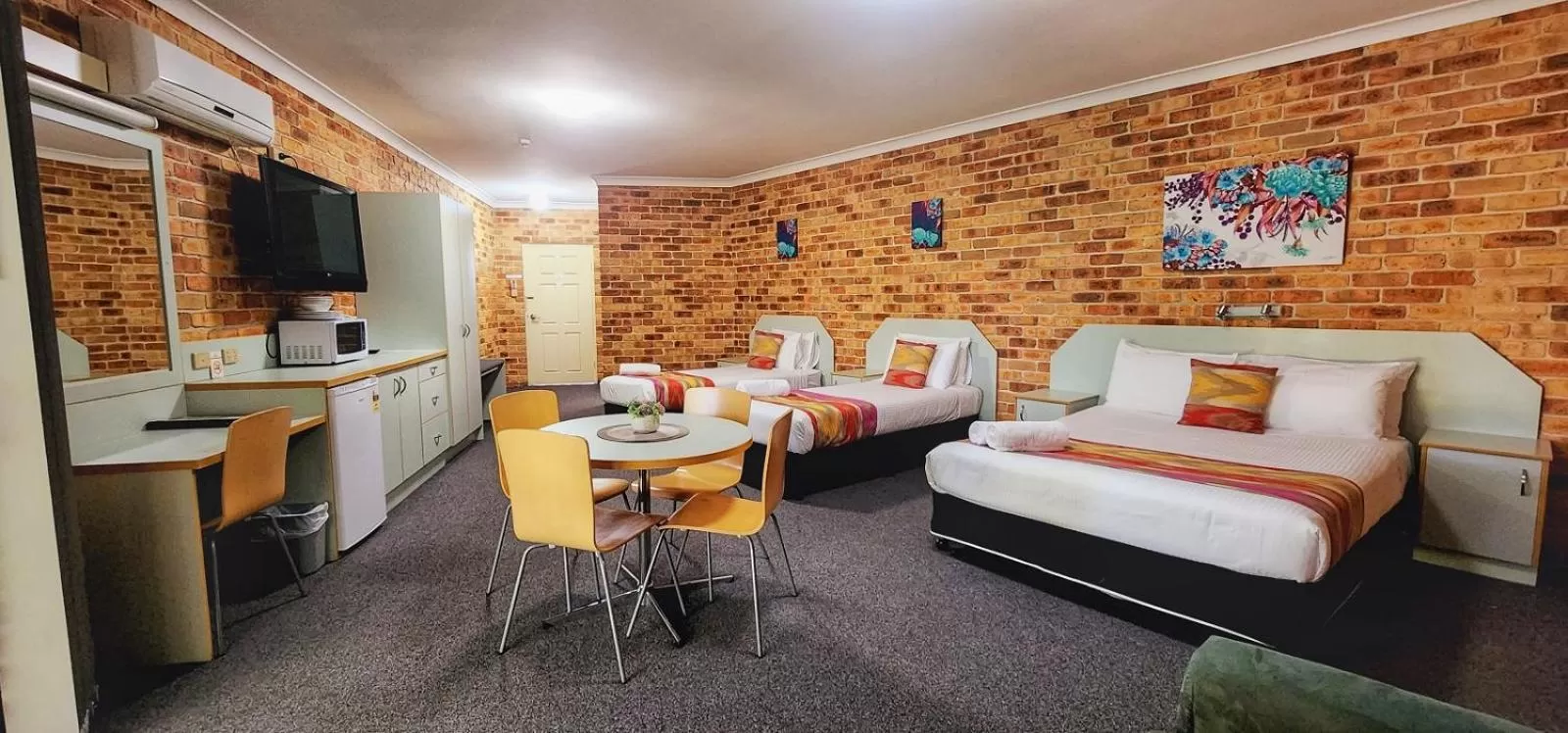 Bed in Golf Club Motor Inn Wingham