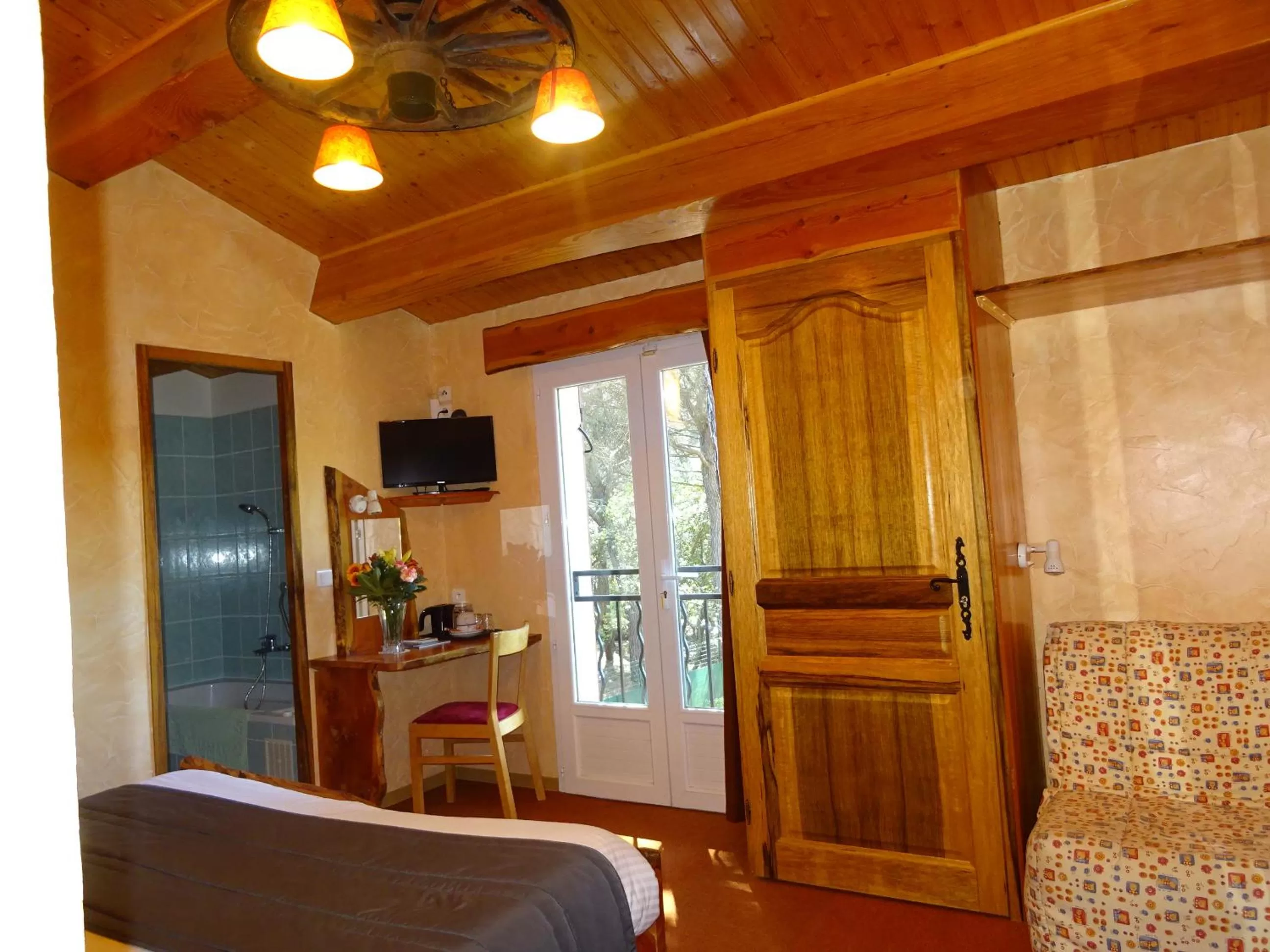 Bedroom, Bed in Les Chambres d'Hotes au Bois Fleuri